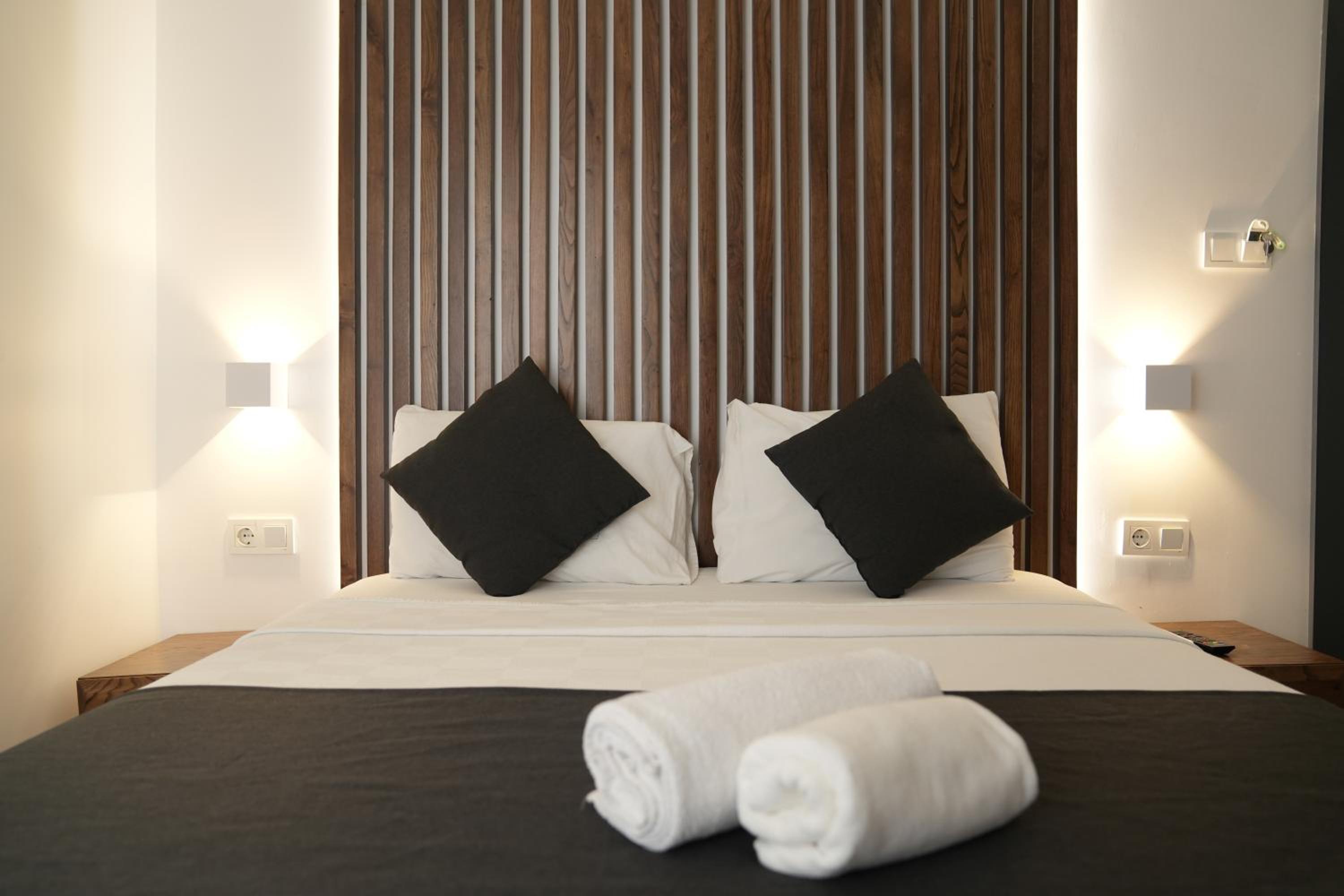Deluxe Double Room - Photo 11