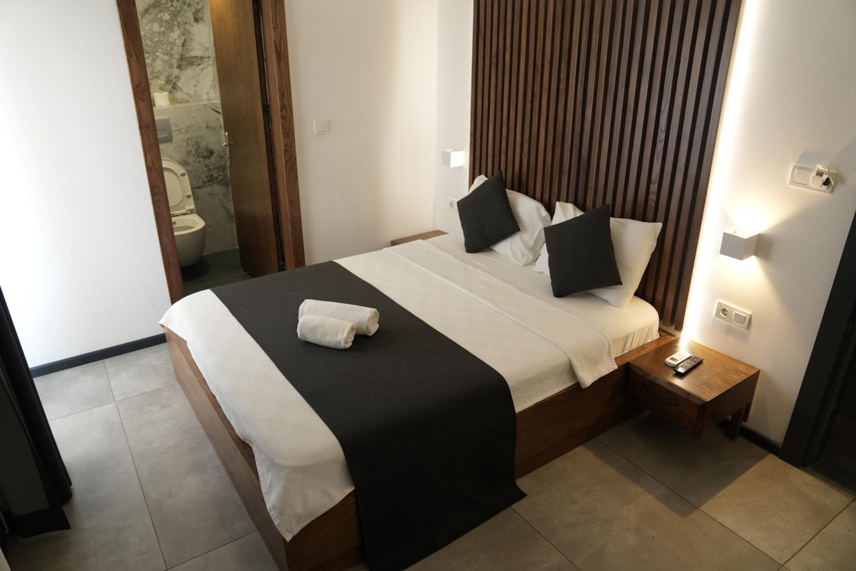 Deluxe Double Room - Photo 12