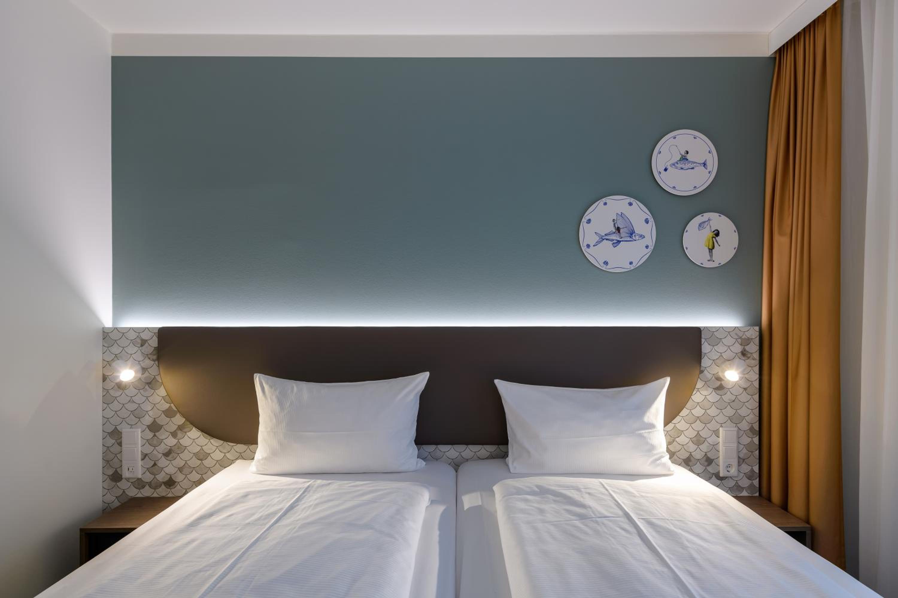 Modern Comfort Twin Room thumbnail 5
