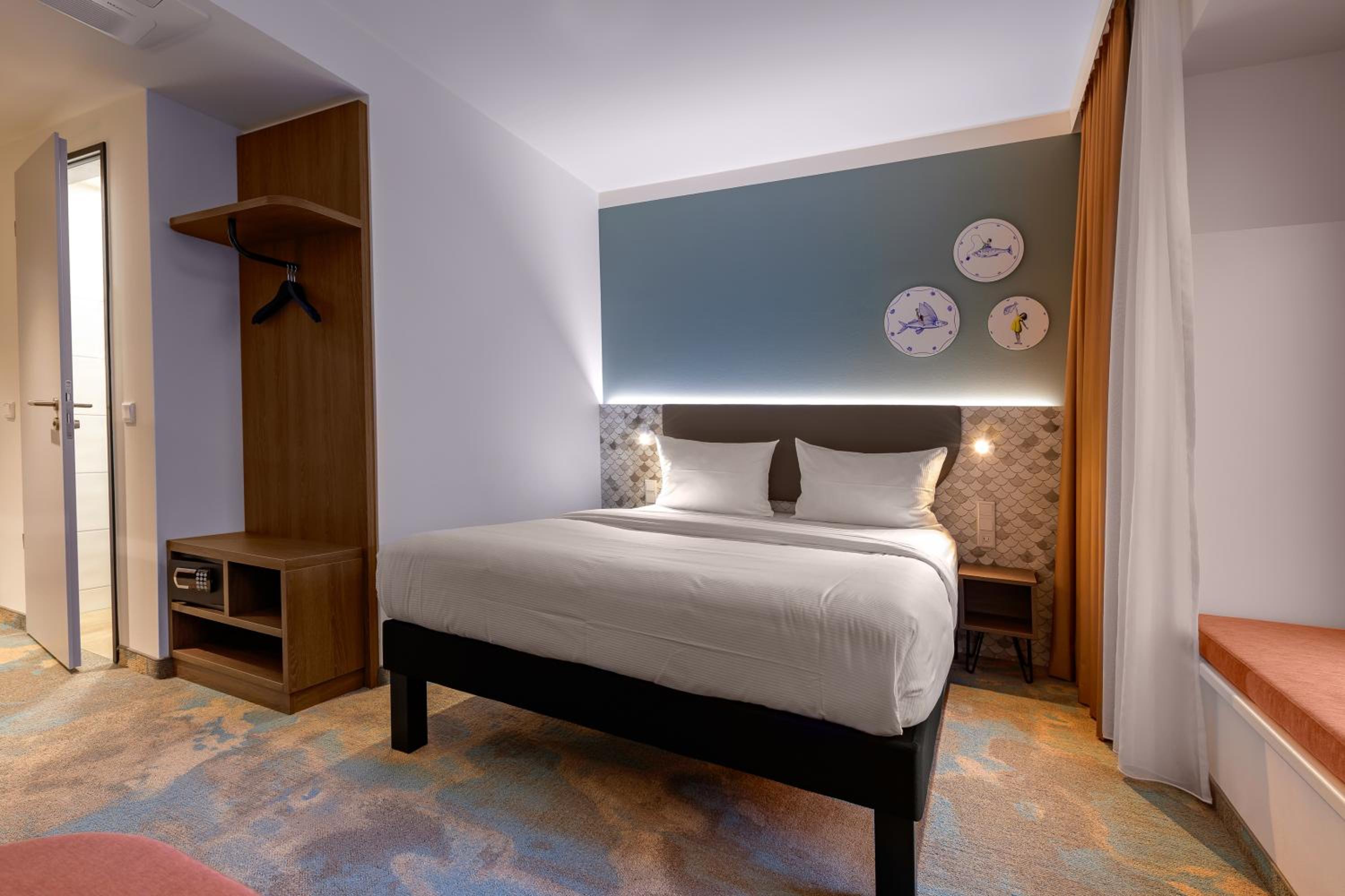 Modern Comfort Double Room thumbnail 5