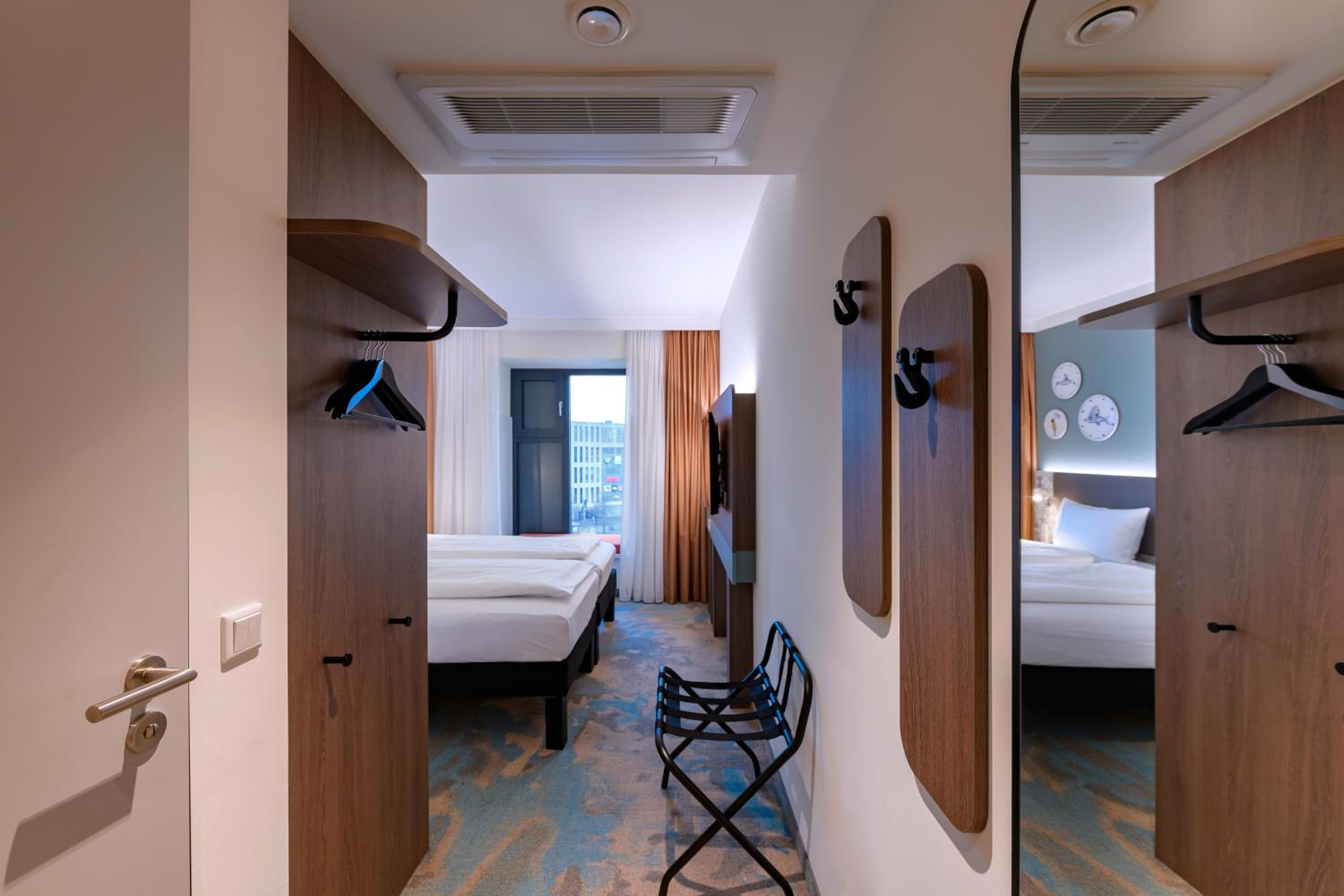 Modern Comfort Twin Room thumbnail 6