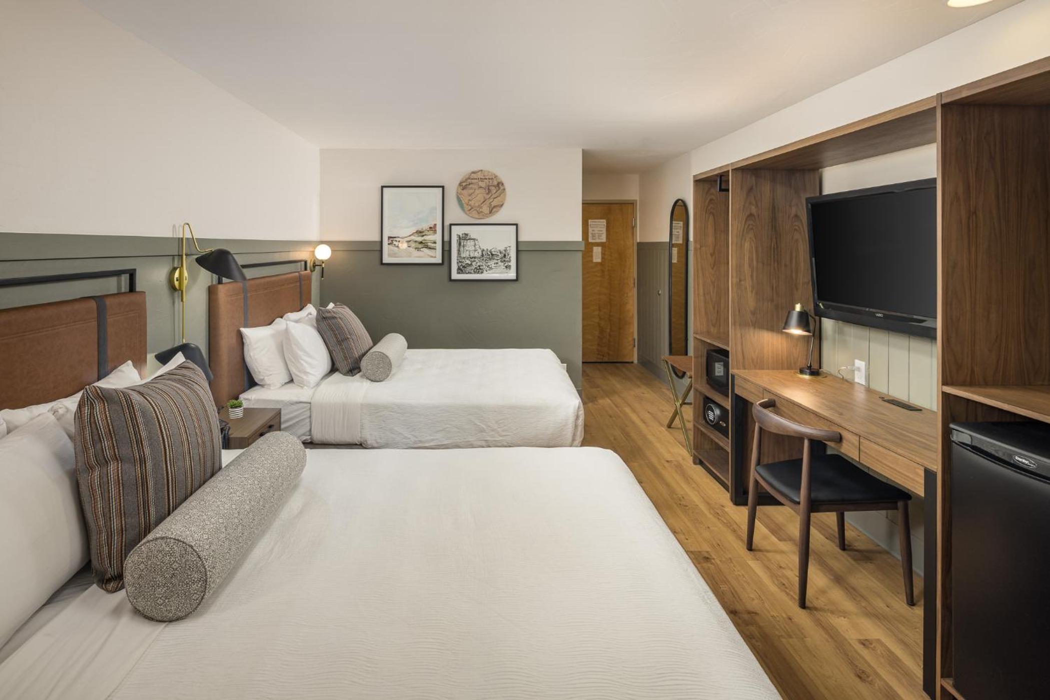 Standard Double Queen Room - Photo 1