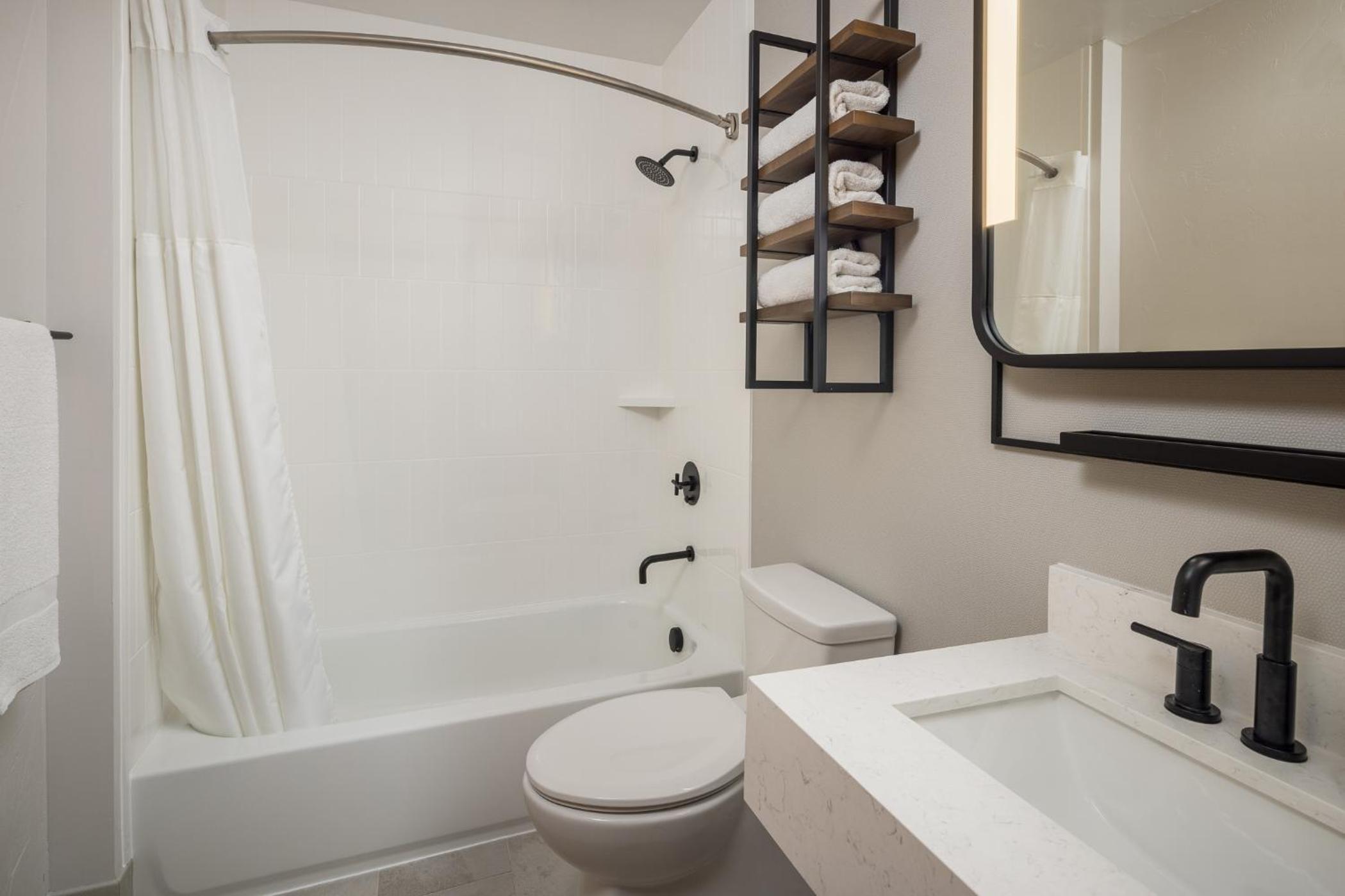 Standard Double Queen Room - Photo 3