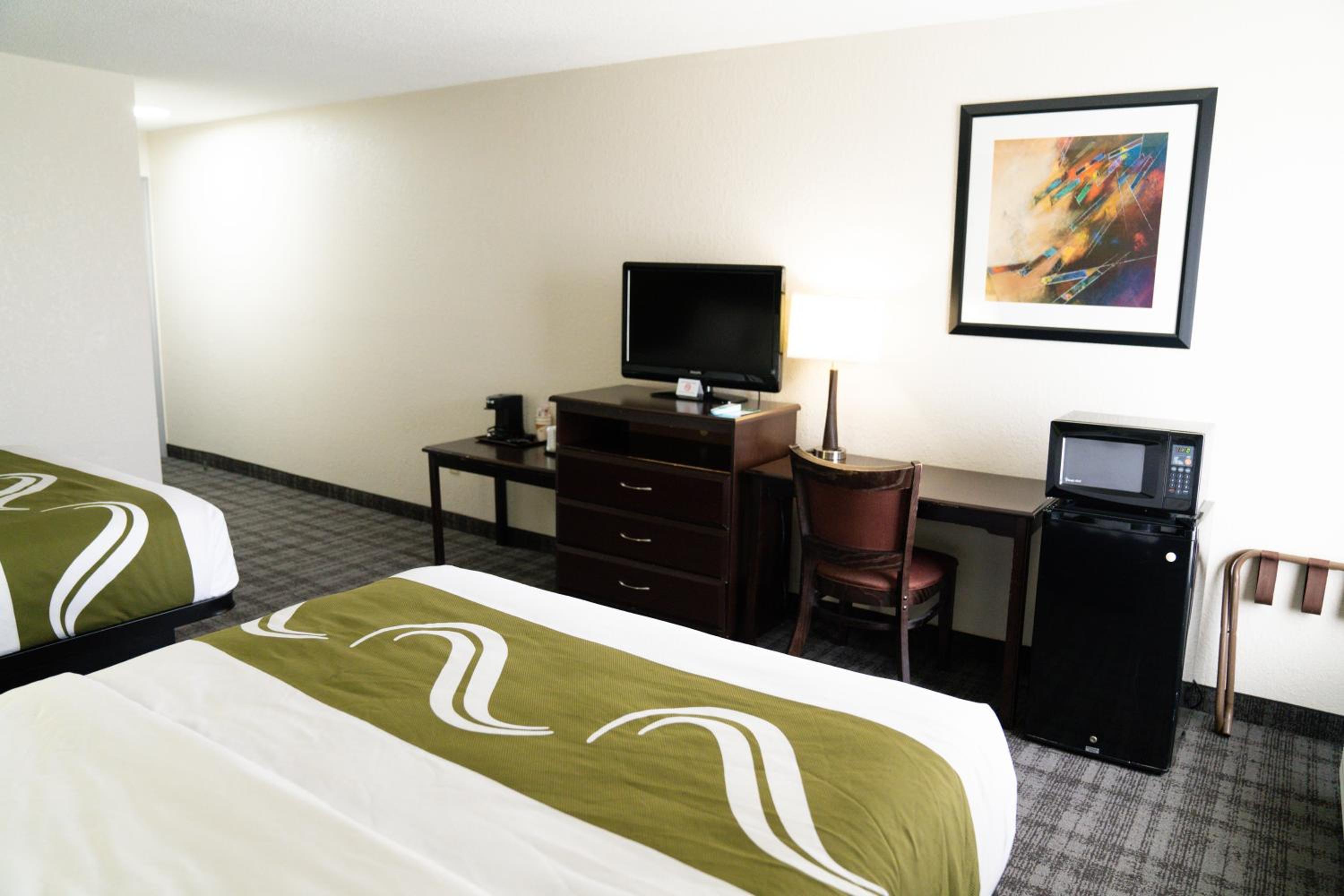 Queen Room with Two Queen Beds - Non-Smoking - Photo 4