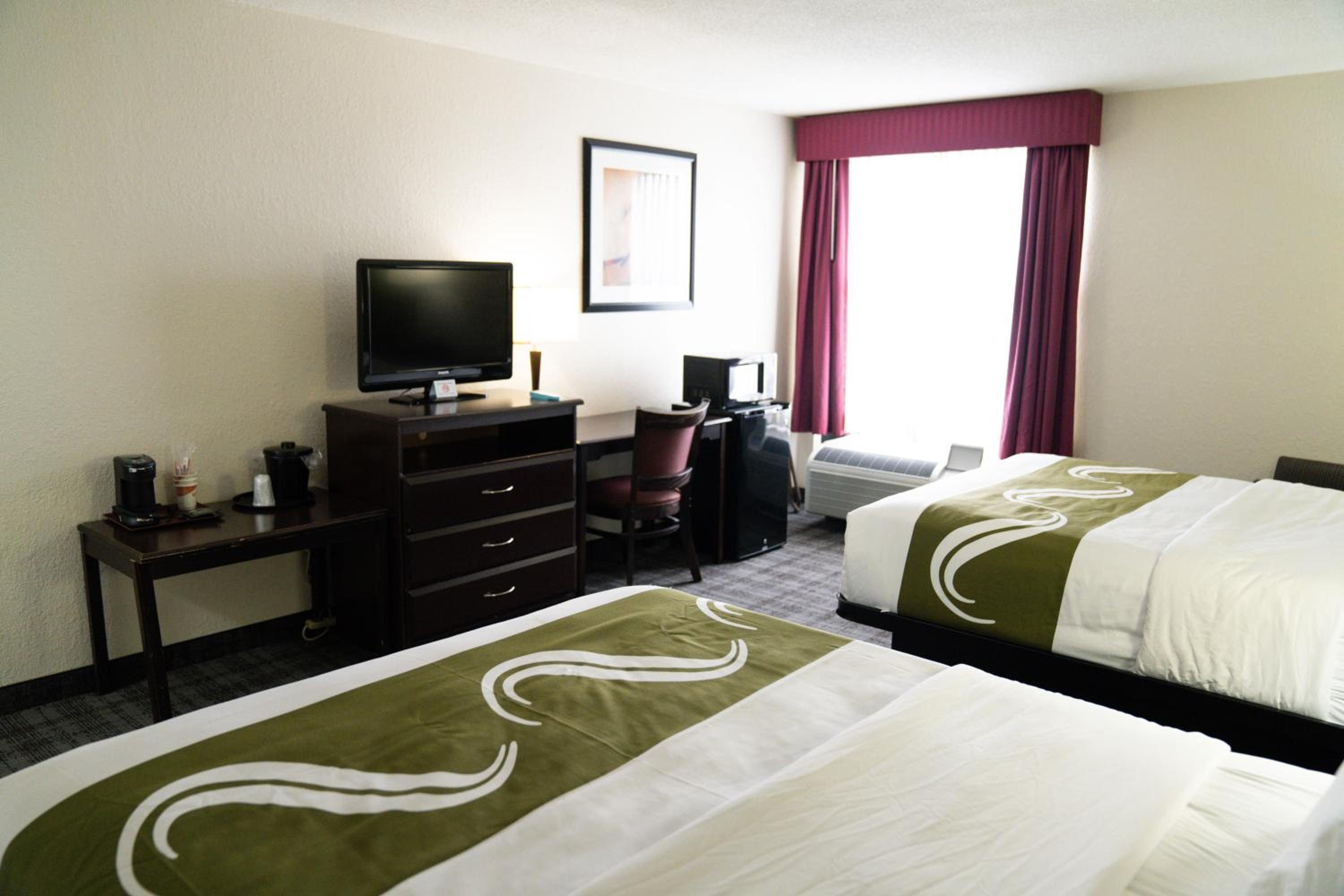 Queen Room with Two Queen Beds - Non-Smoking - Photo 3