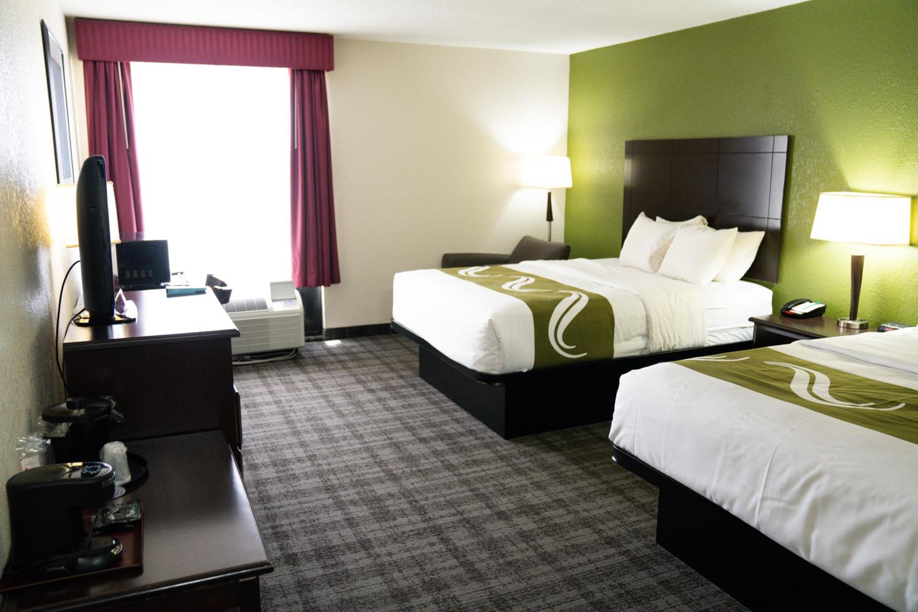 Queen Room with Two Queen Beds - Non-Smoking - Photo 9