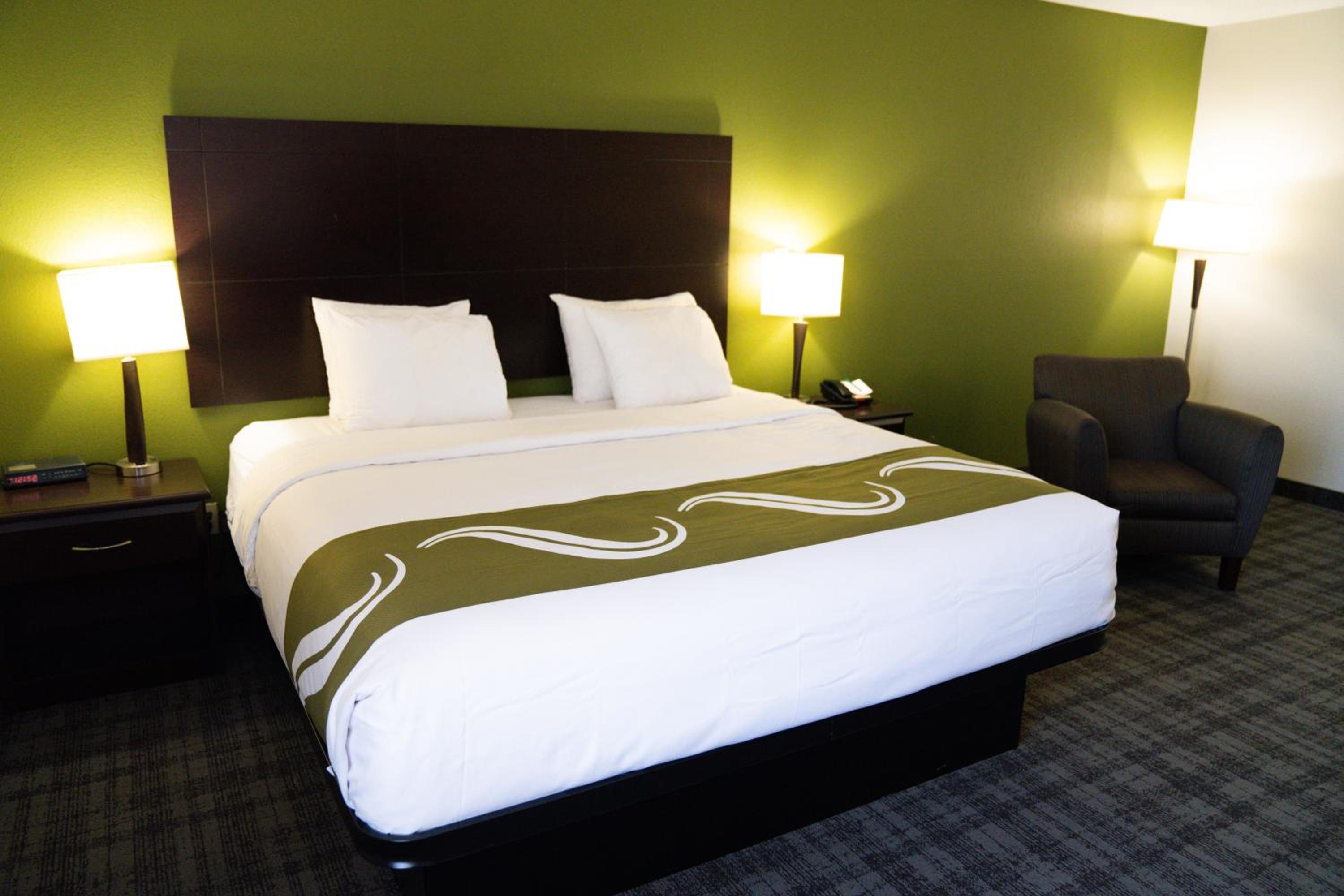 Standard King Room - Non-Smoking  - Photo 3
