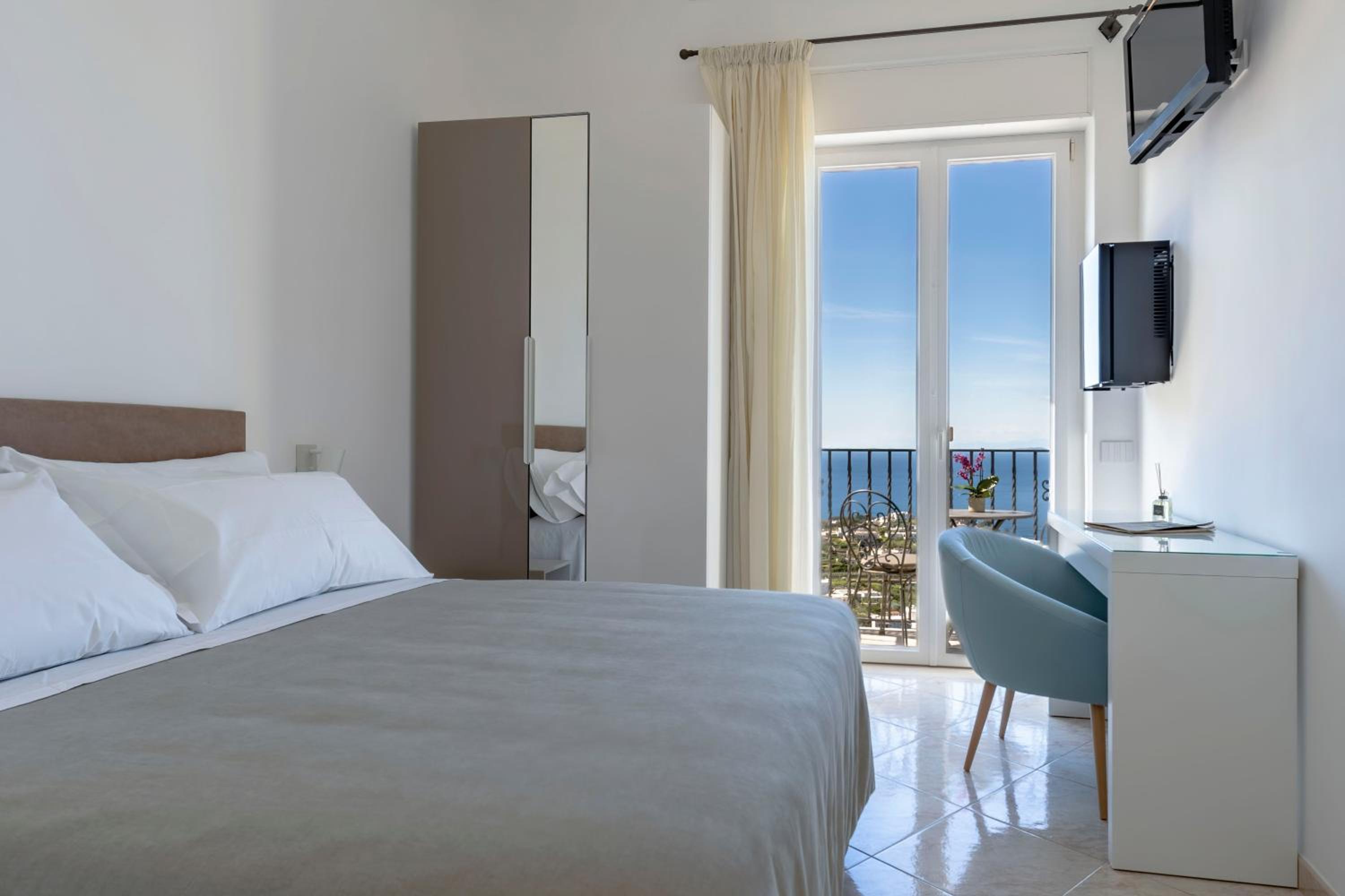 Doppelzimmer mit Balkon und Meerblick