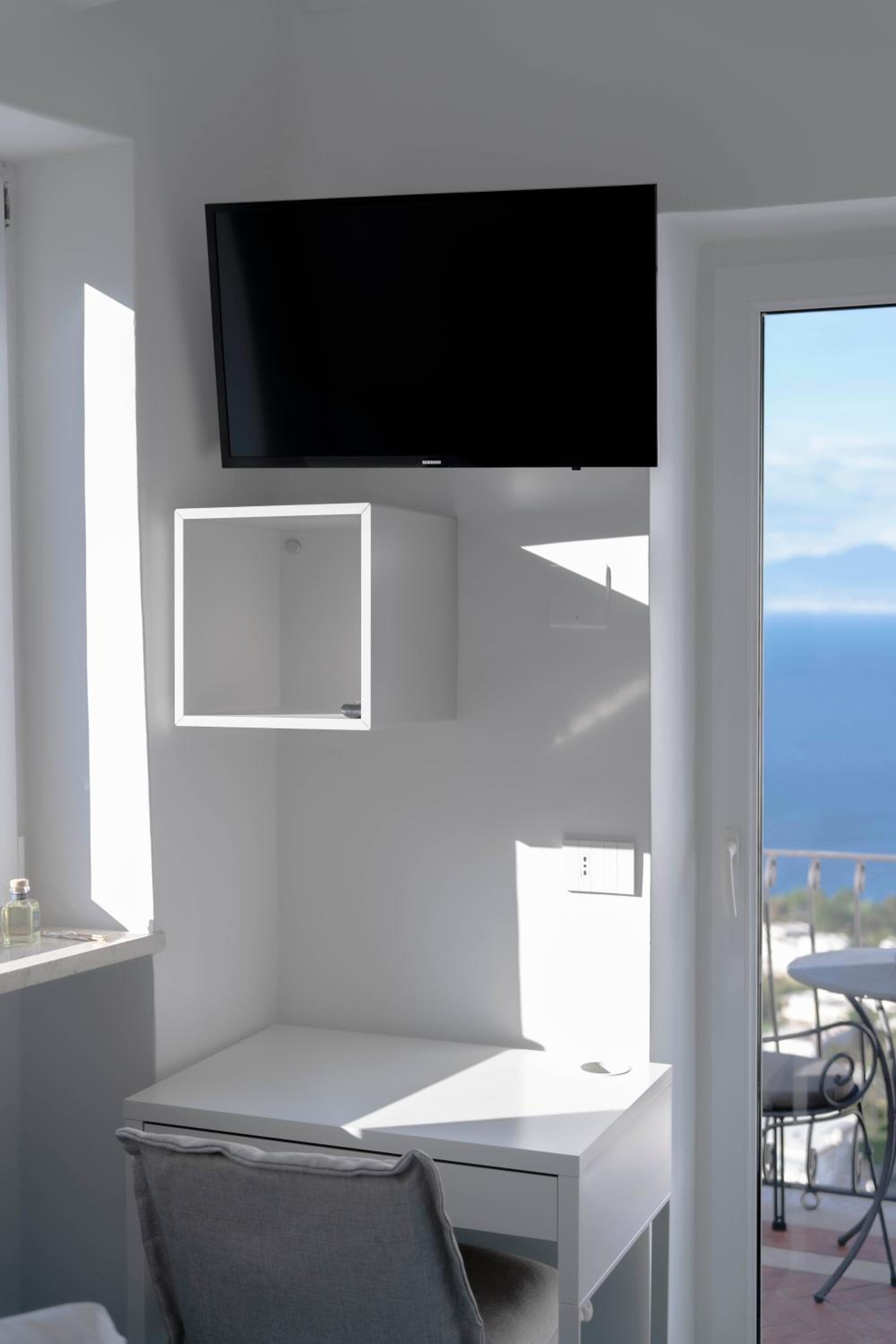 Double Room with Balcony and Sea View photo 3