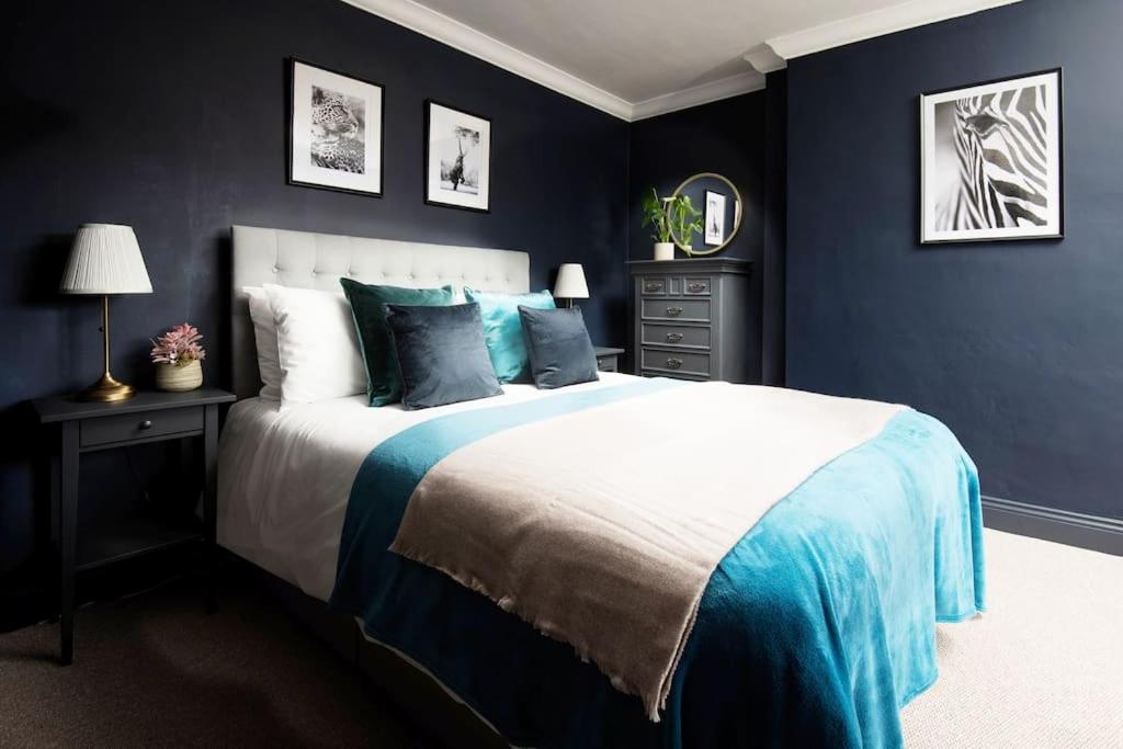 Five-Bedroom House photo 1