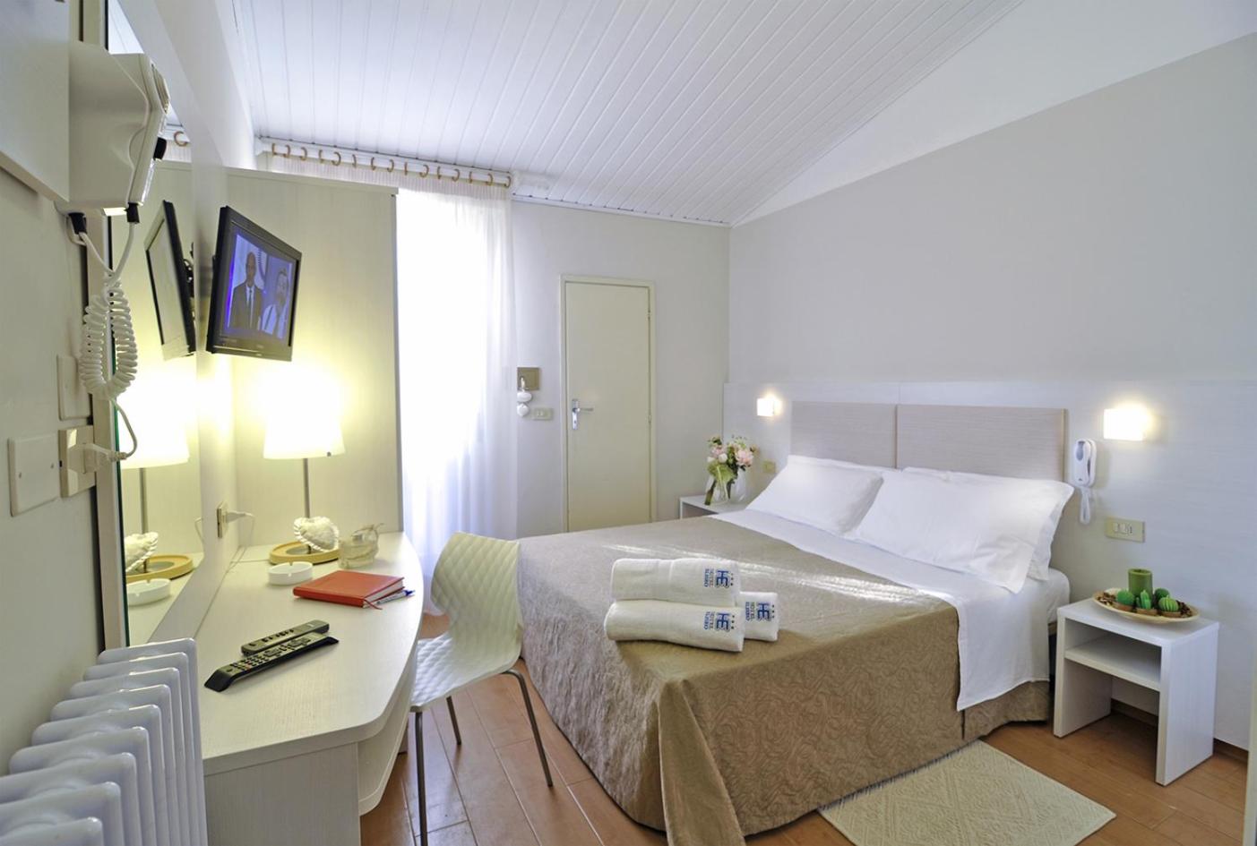 Standard Double or Twin Room - Photo 13