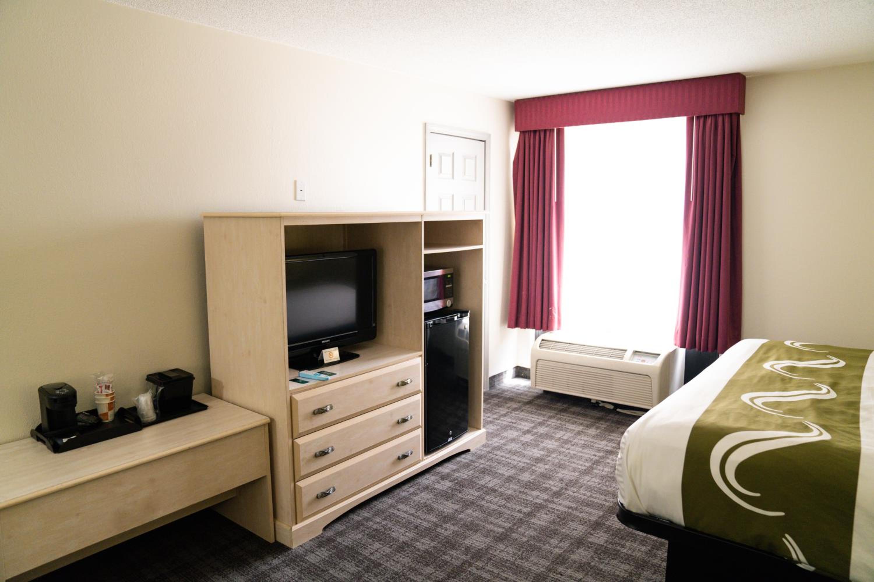 Standard King Room - Non-Smoking  - Photo 5