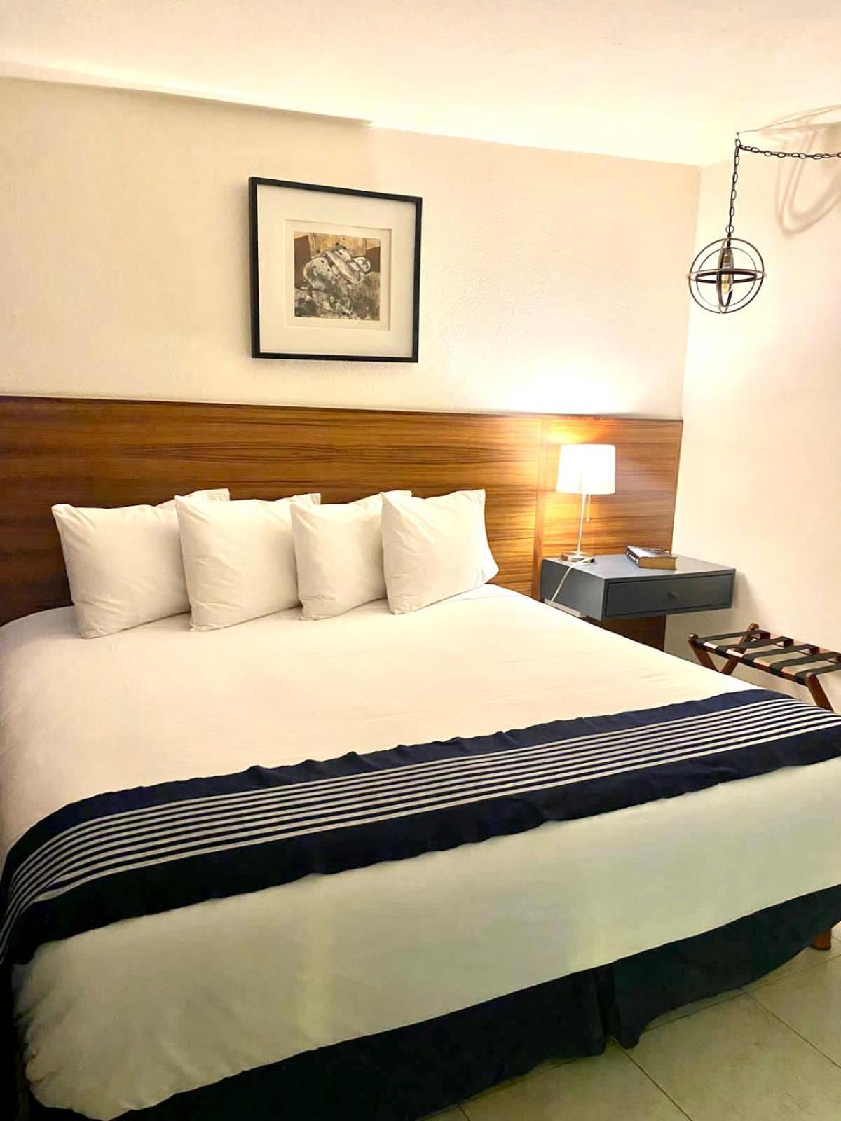 Deluxe Queen Room - Photo 14
