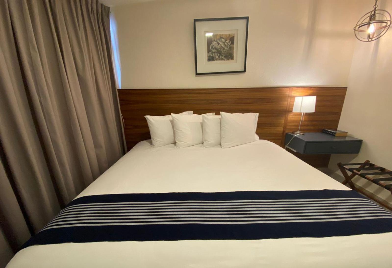 Deluxe Queen Room - Photo 11
