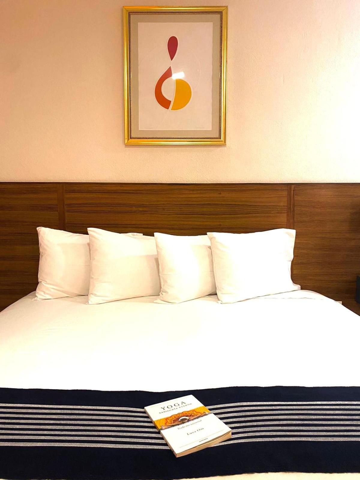 Deluxe Queen Room - Photo 10
