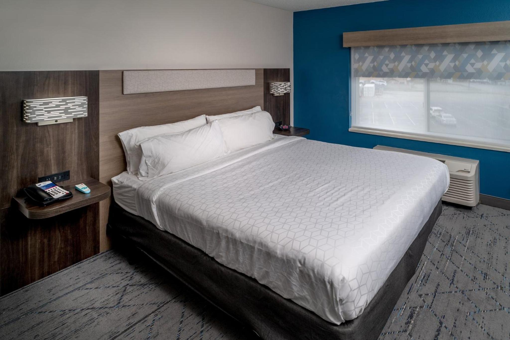 King Suite - Disability Access/Non-Smoking - Photo 6