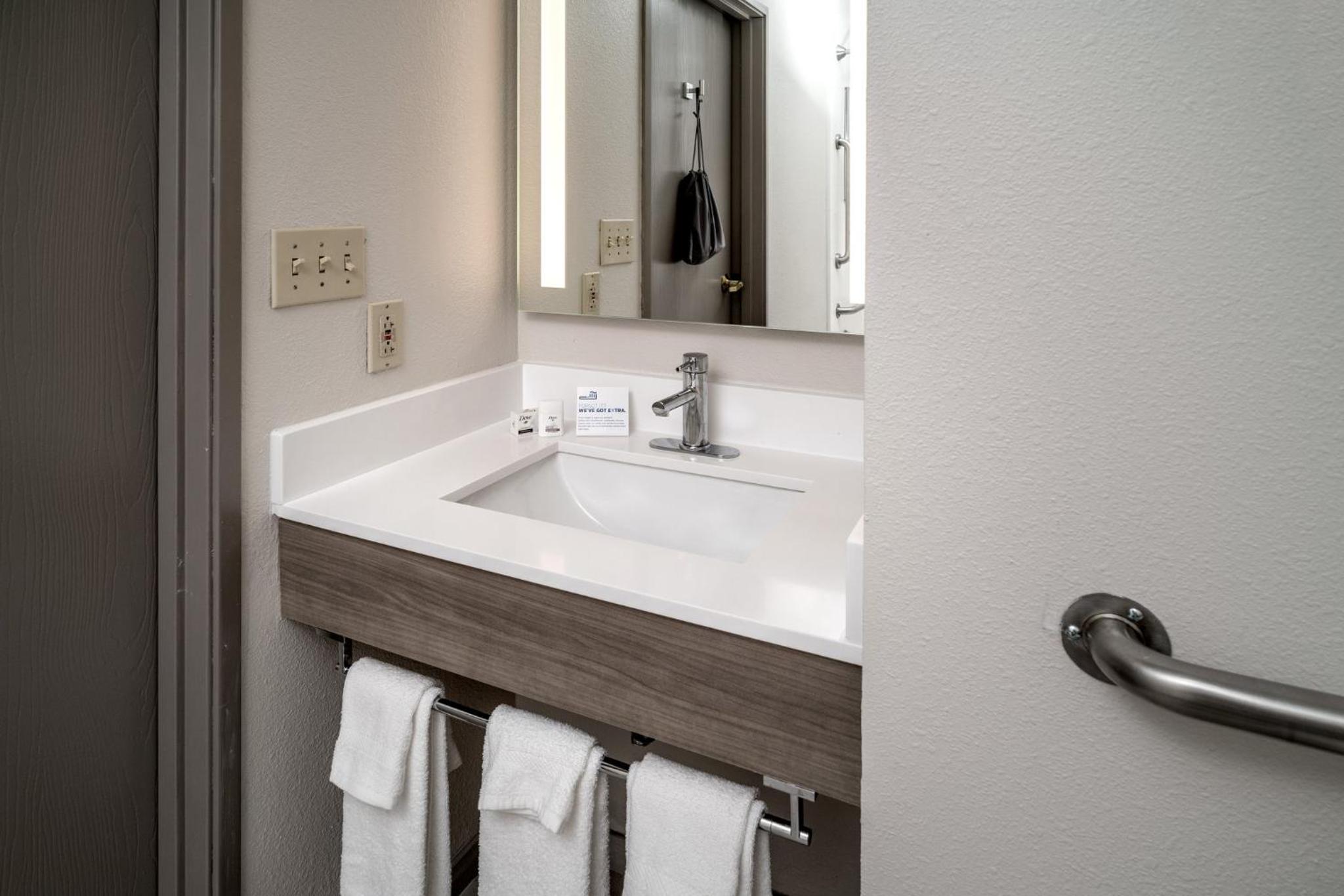 King Suite - Disability Access/Non-Smoking - Photo 7