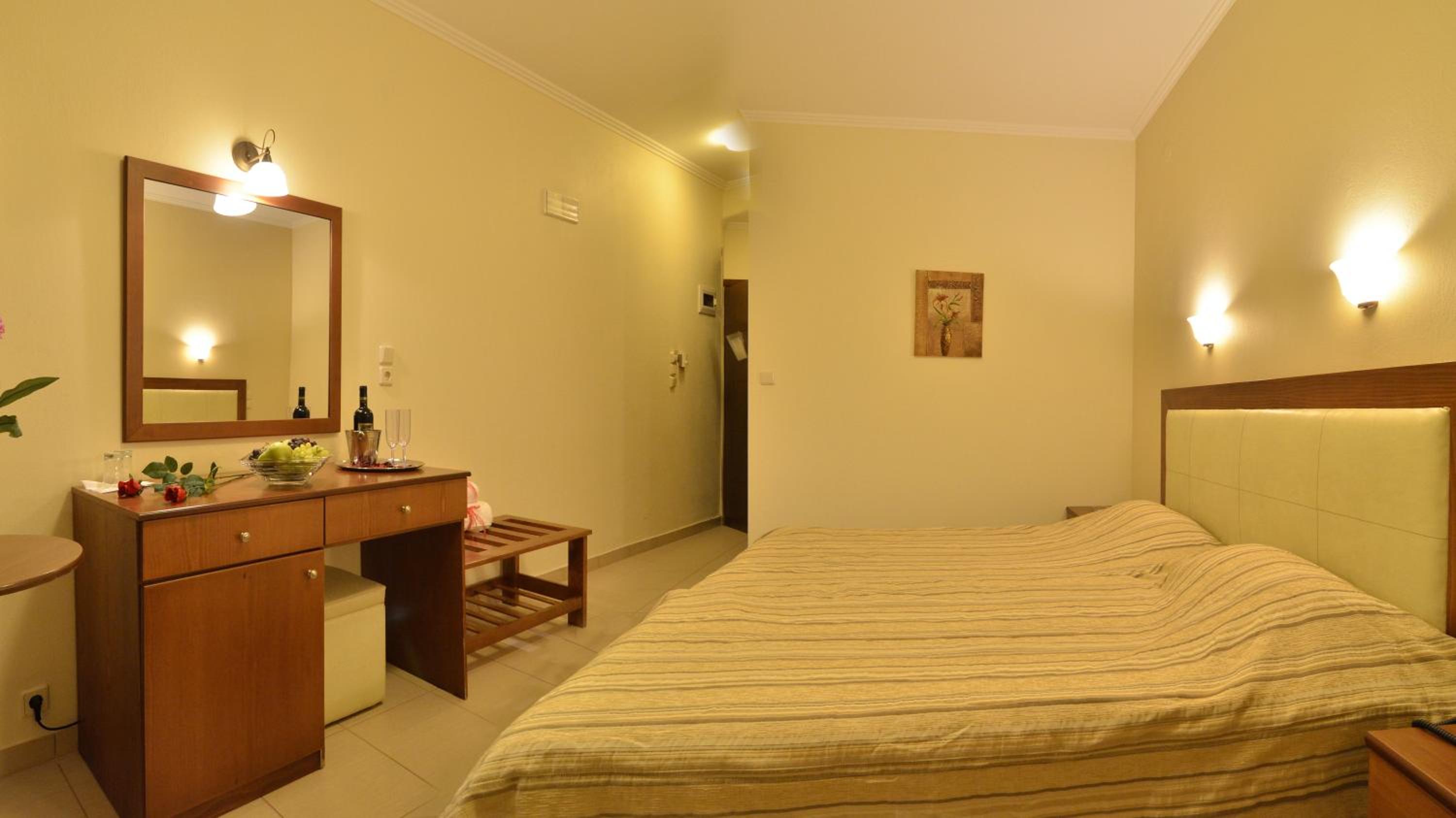 Double or Twin Room with Balcony - Photo 9