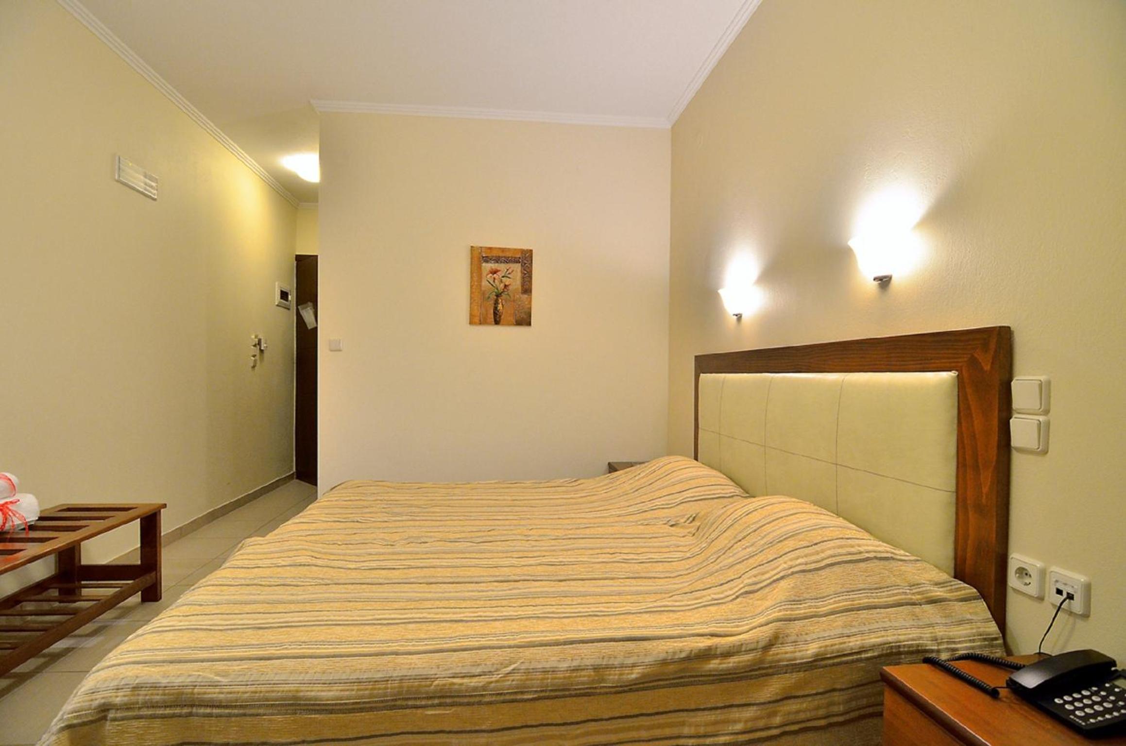 Double or Twin Room with Balcony - Photo 8