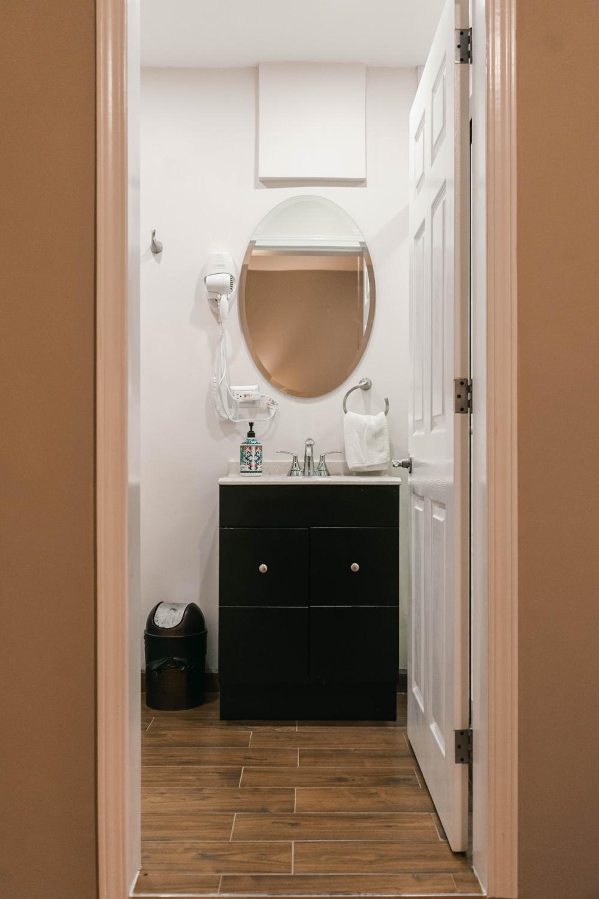 Suite - Photo 11