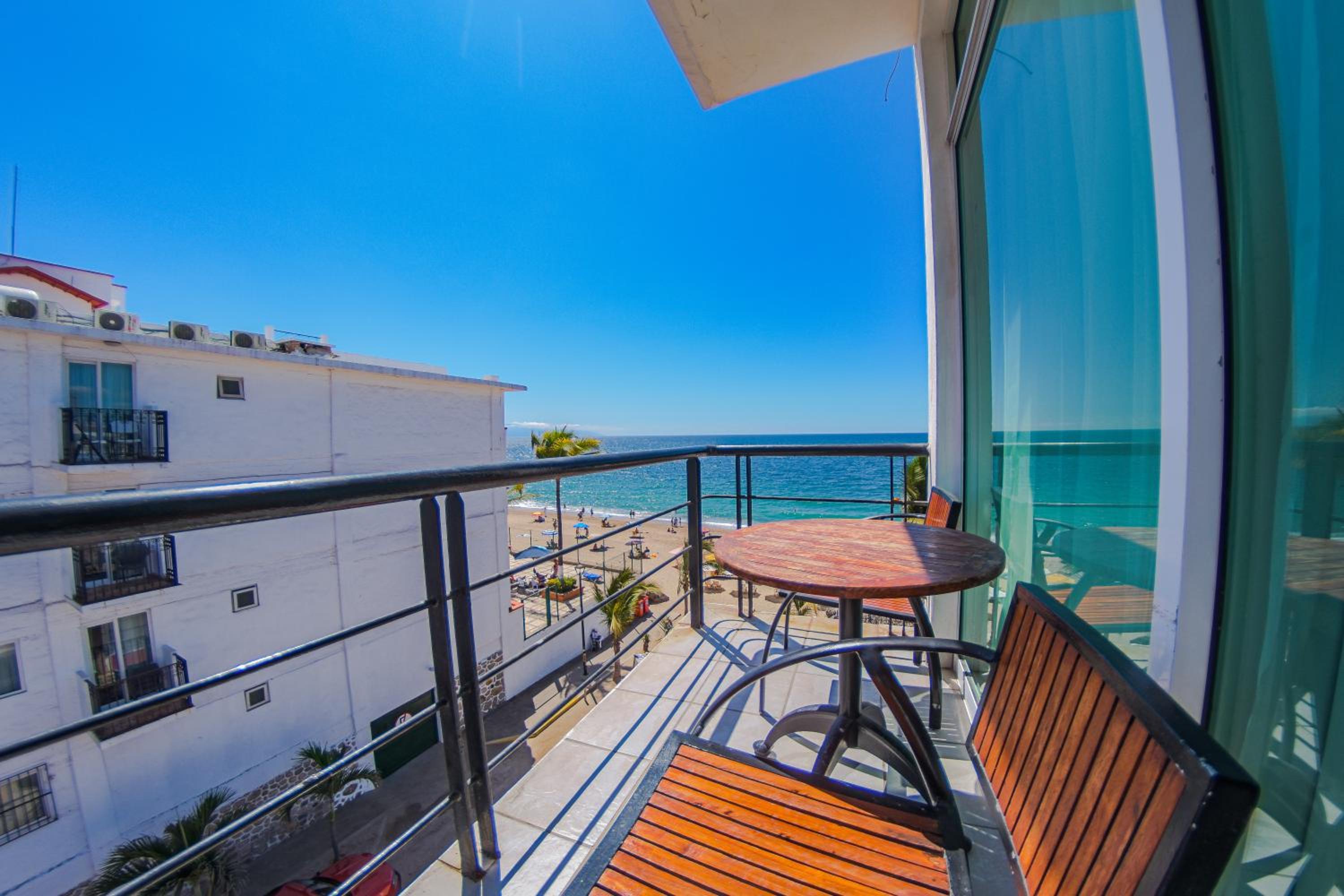 One-Bedroom Apartment with Ocean View and Balcony photo 3