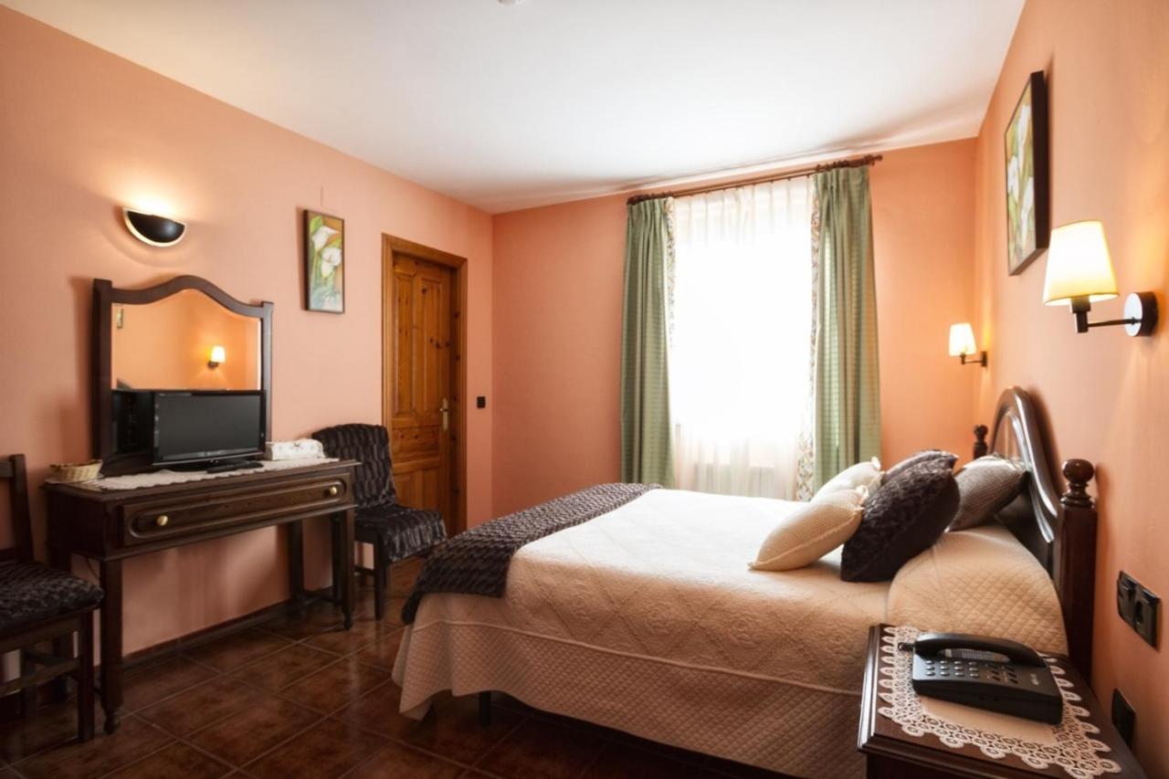 Double or Twin Room - Photo 2