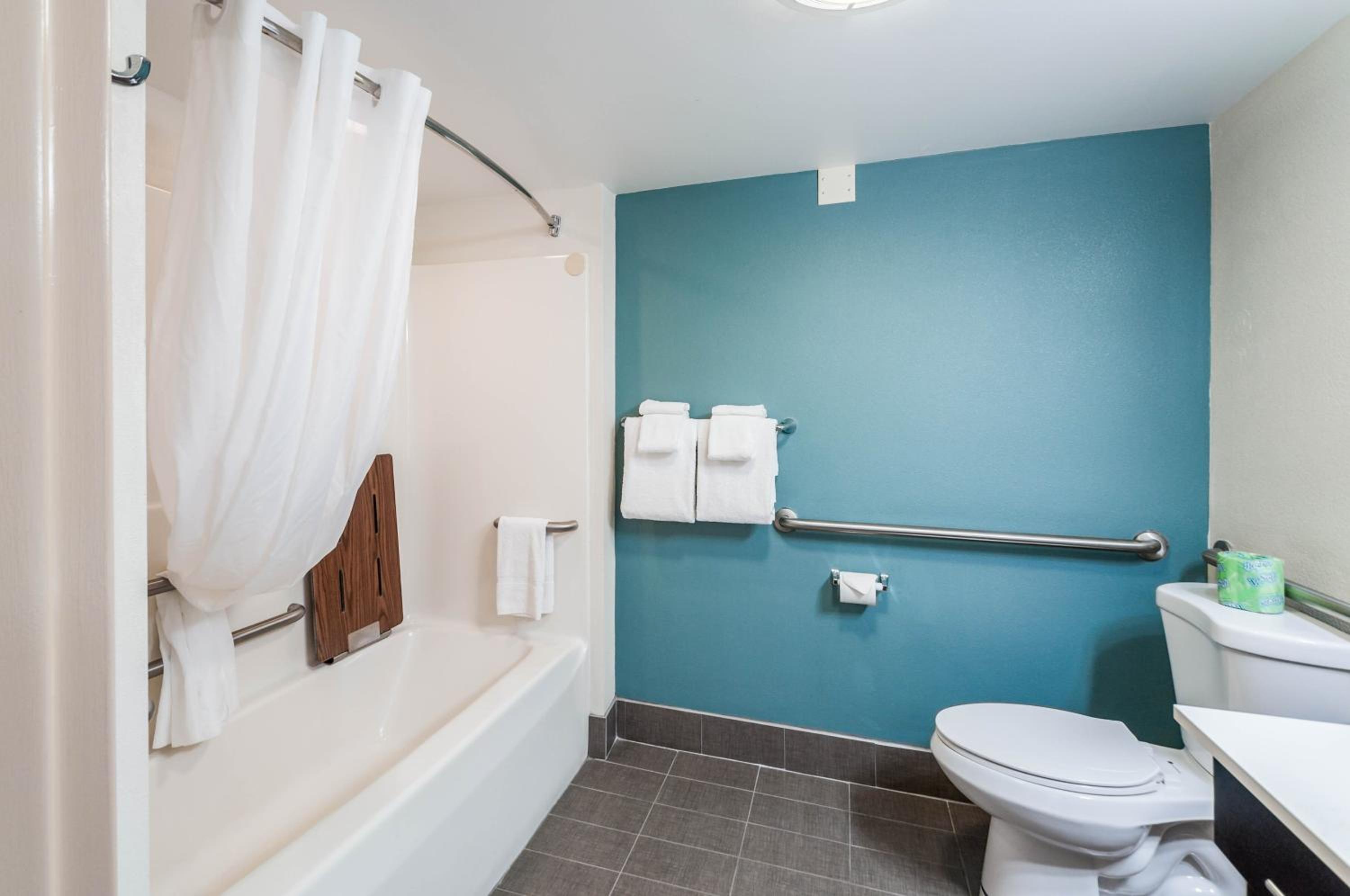 Queen Room - Disability Access - Photo 4
