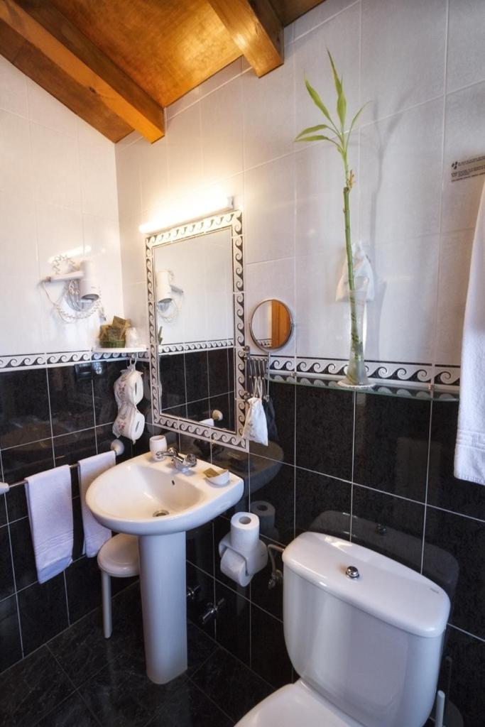 Double or Twin Room - Photo 11