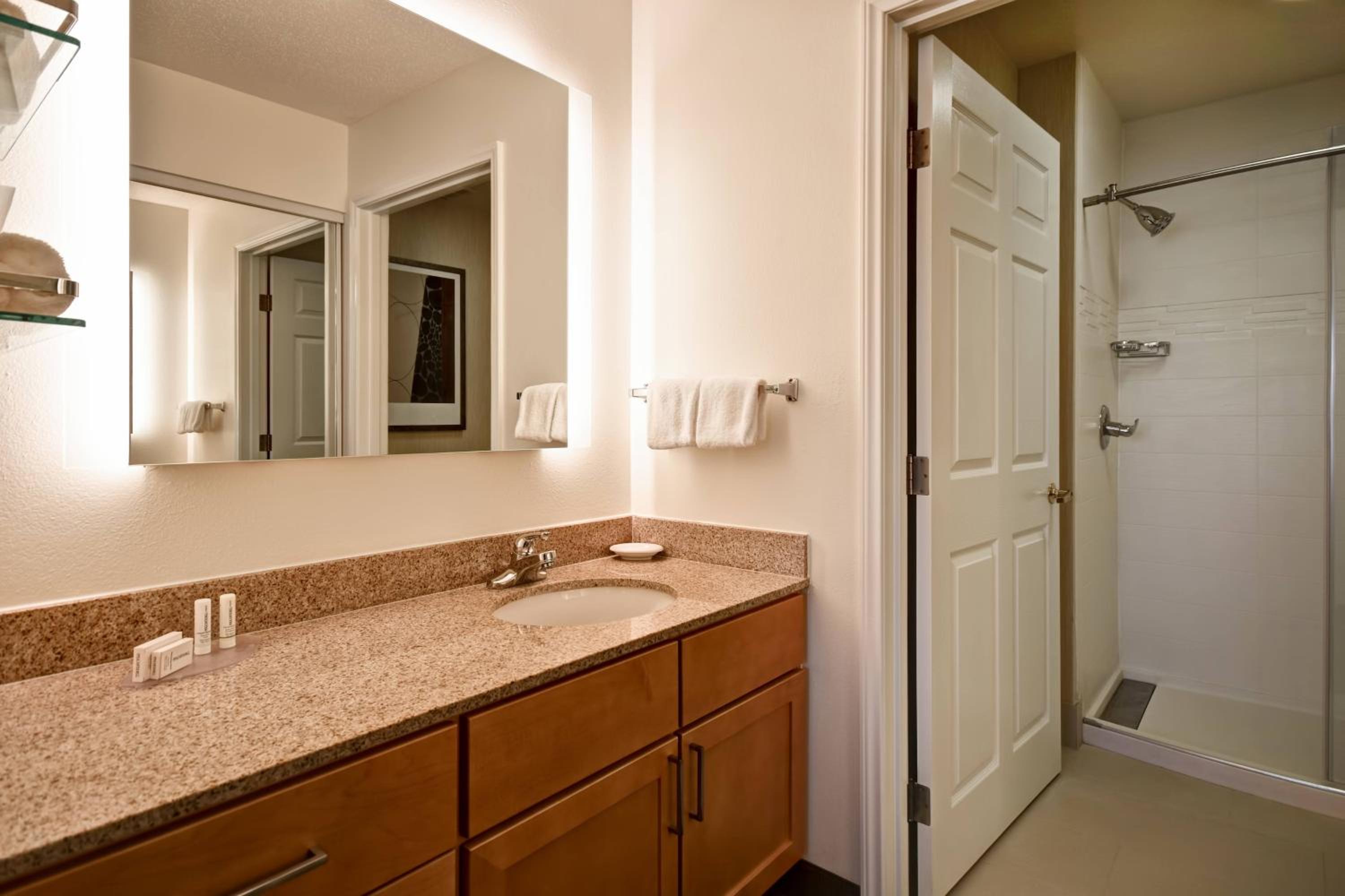 Deluxe King Room - Photo 2
