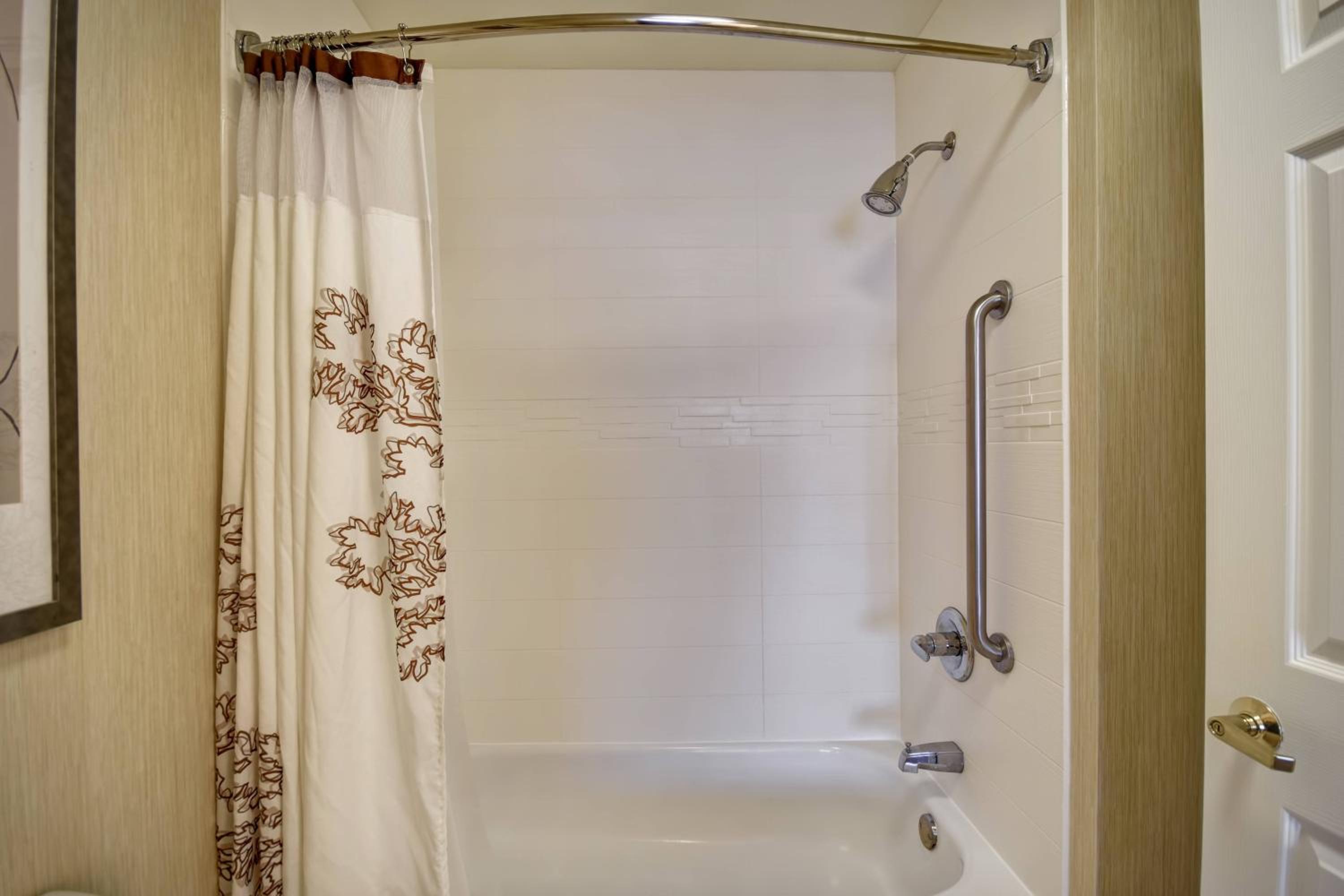 One-Bedroom Suite - Photo 2