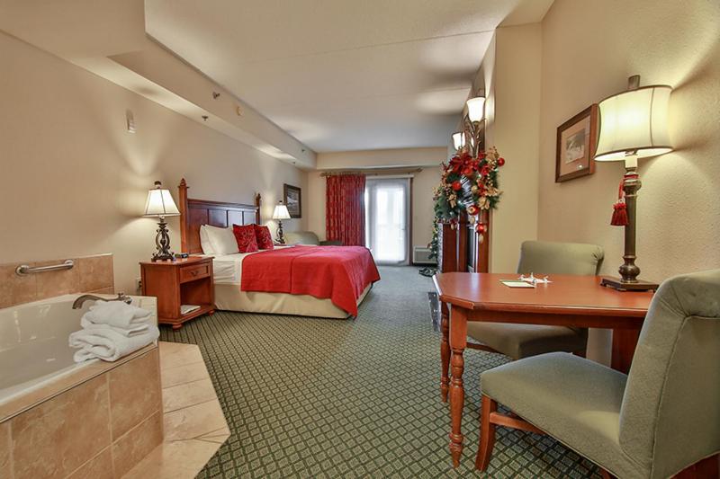 King Bed Mini-suite with Jaccuzzi, Fireplace, and Sleeper Sofa photo 3