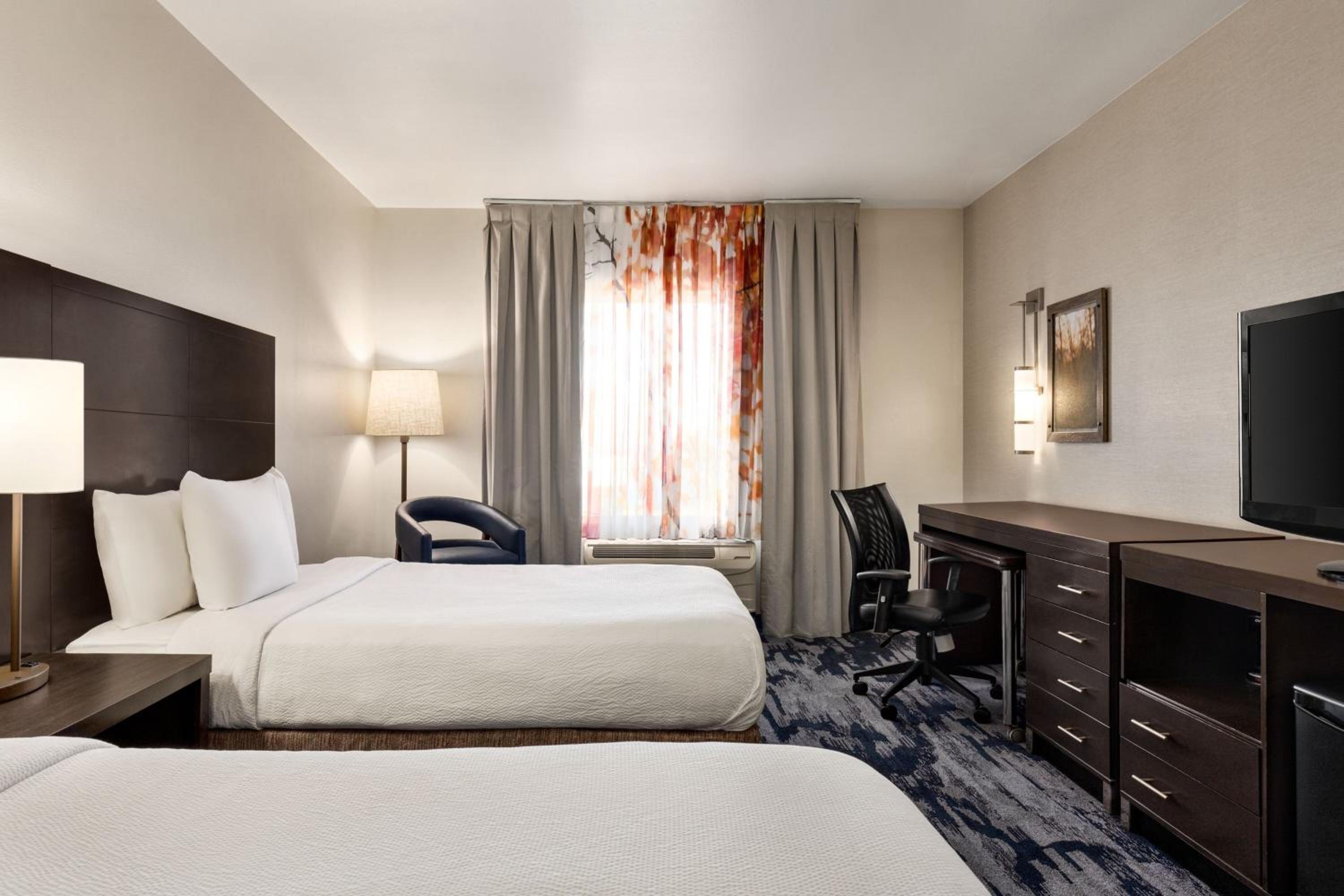 Queen Room with Two Queen Beds - Photo 8