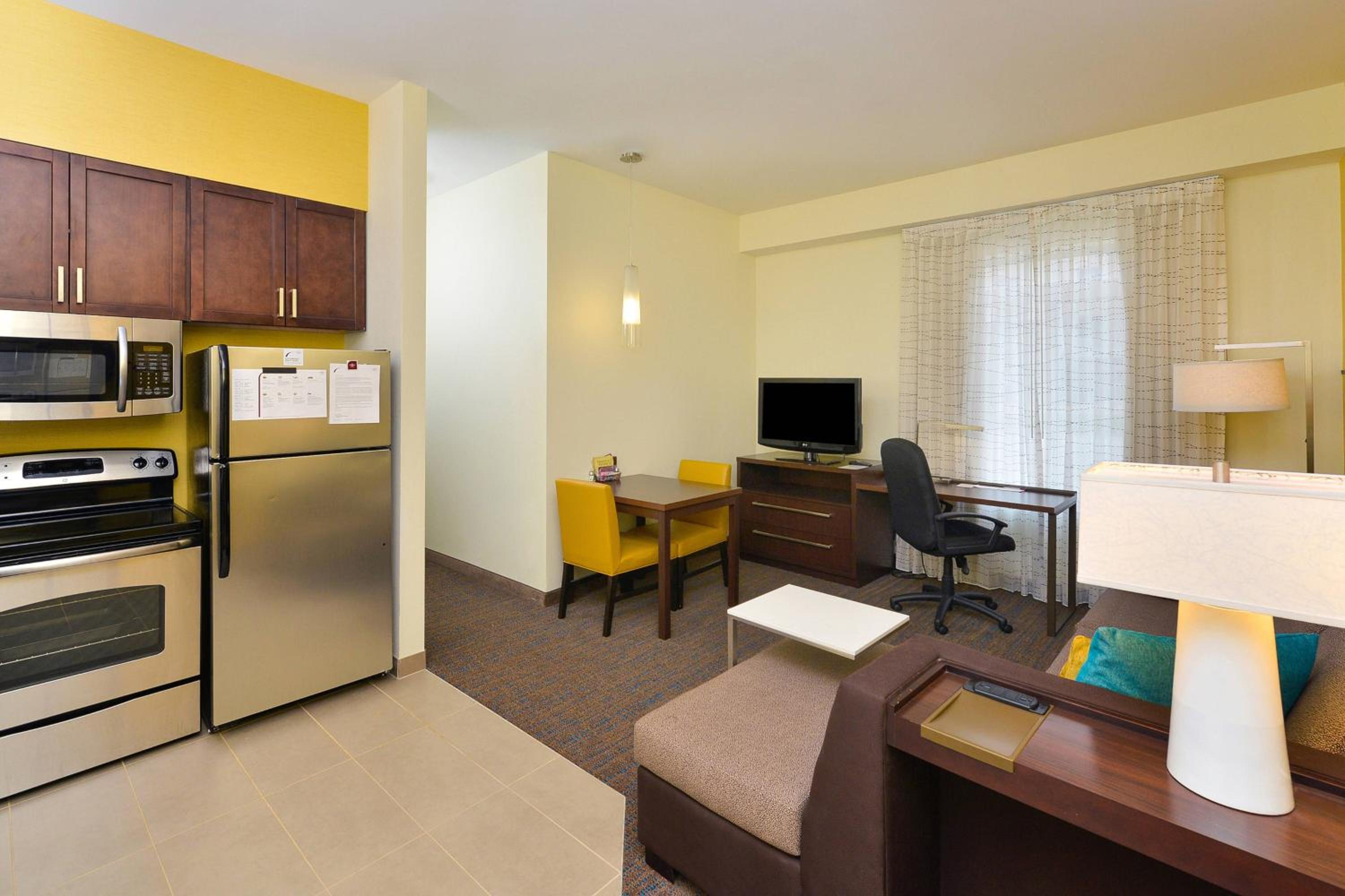 One-Bedroom King Suite with Sofa Bed photo 3