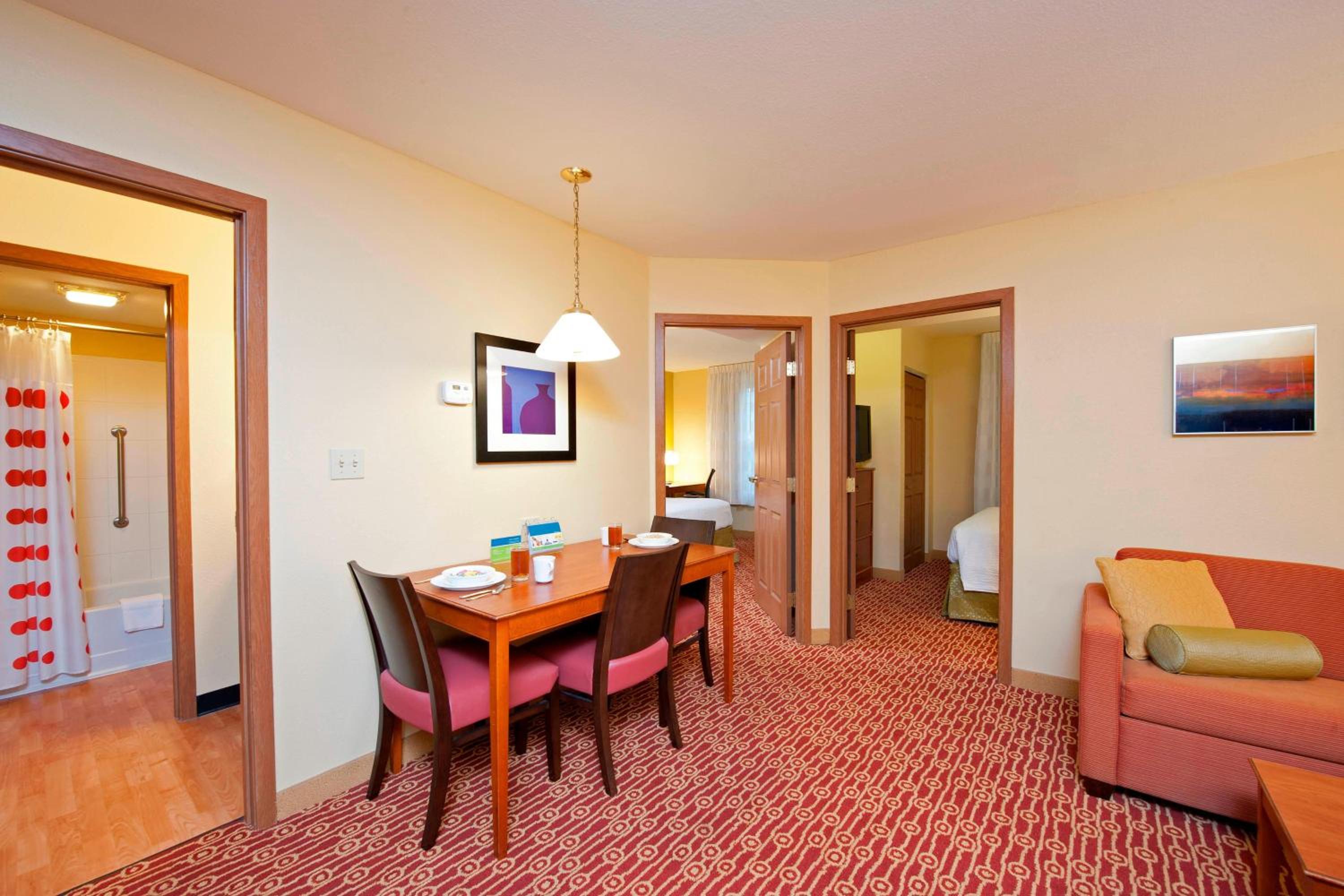 One-Bedroom Queen Suite with Sofa Bed photo 3