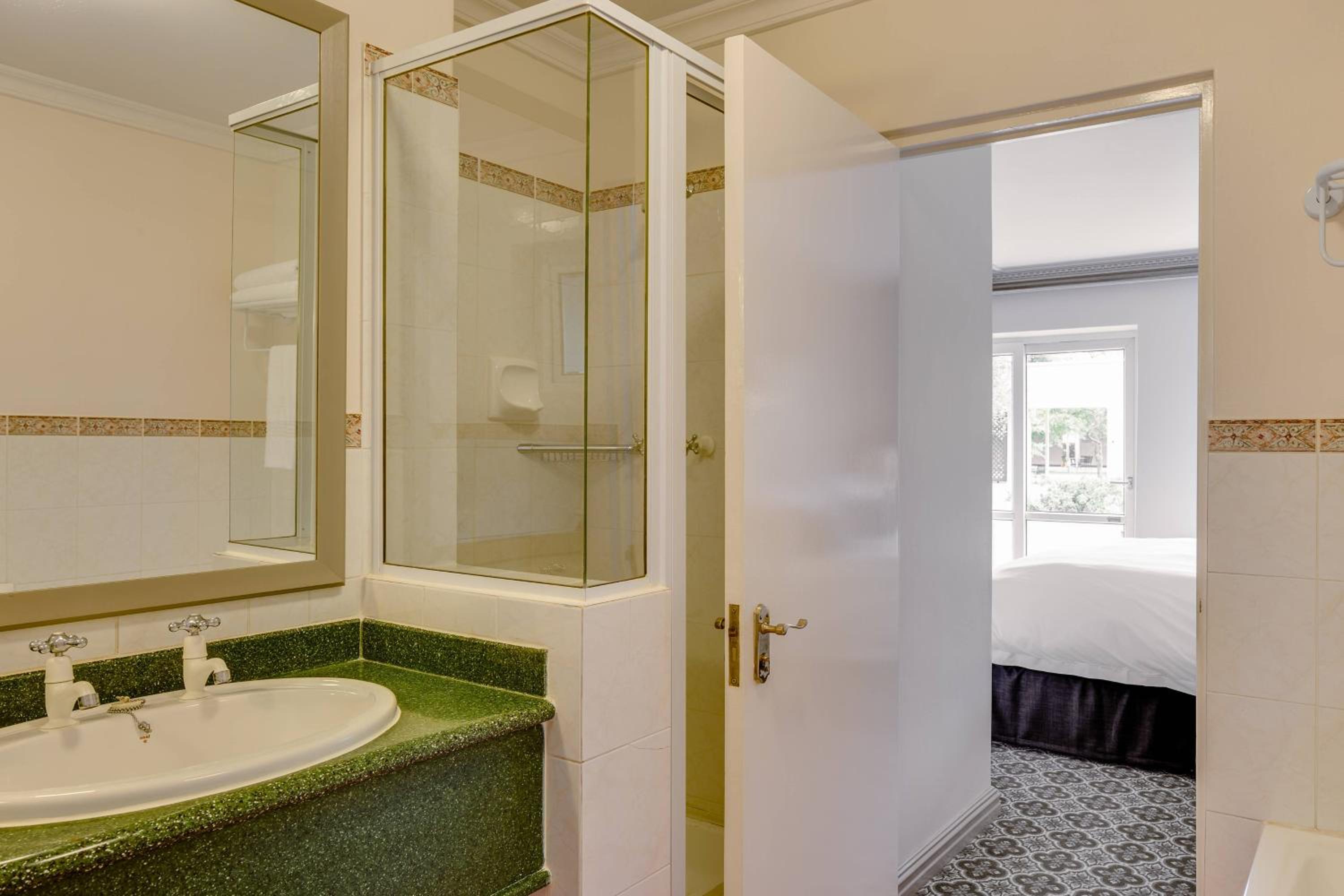 1 Bedroom Executive Suite, 1 King thumbnail 5