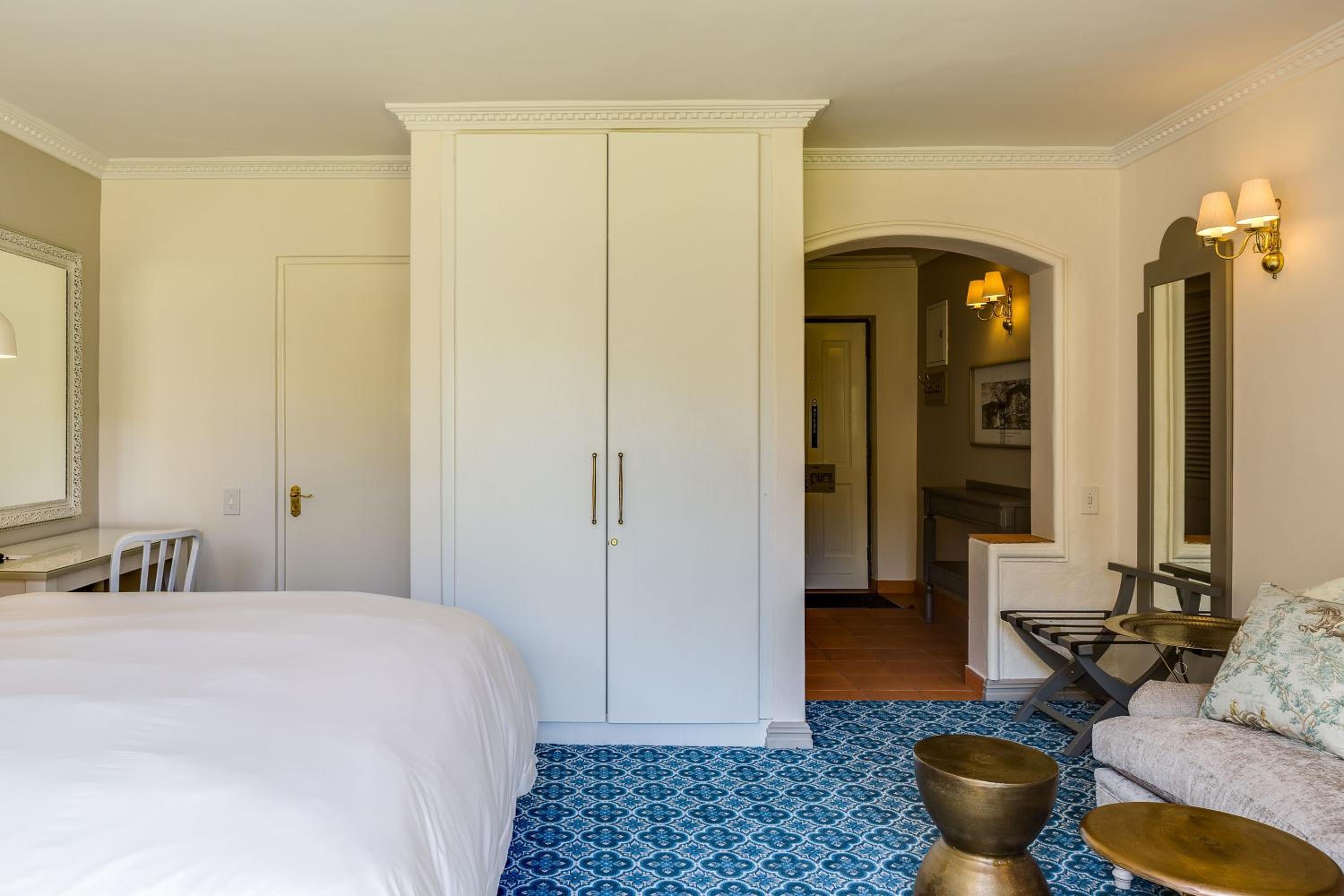 Guest Room, 1 King thumbnail 6