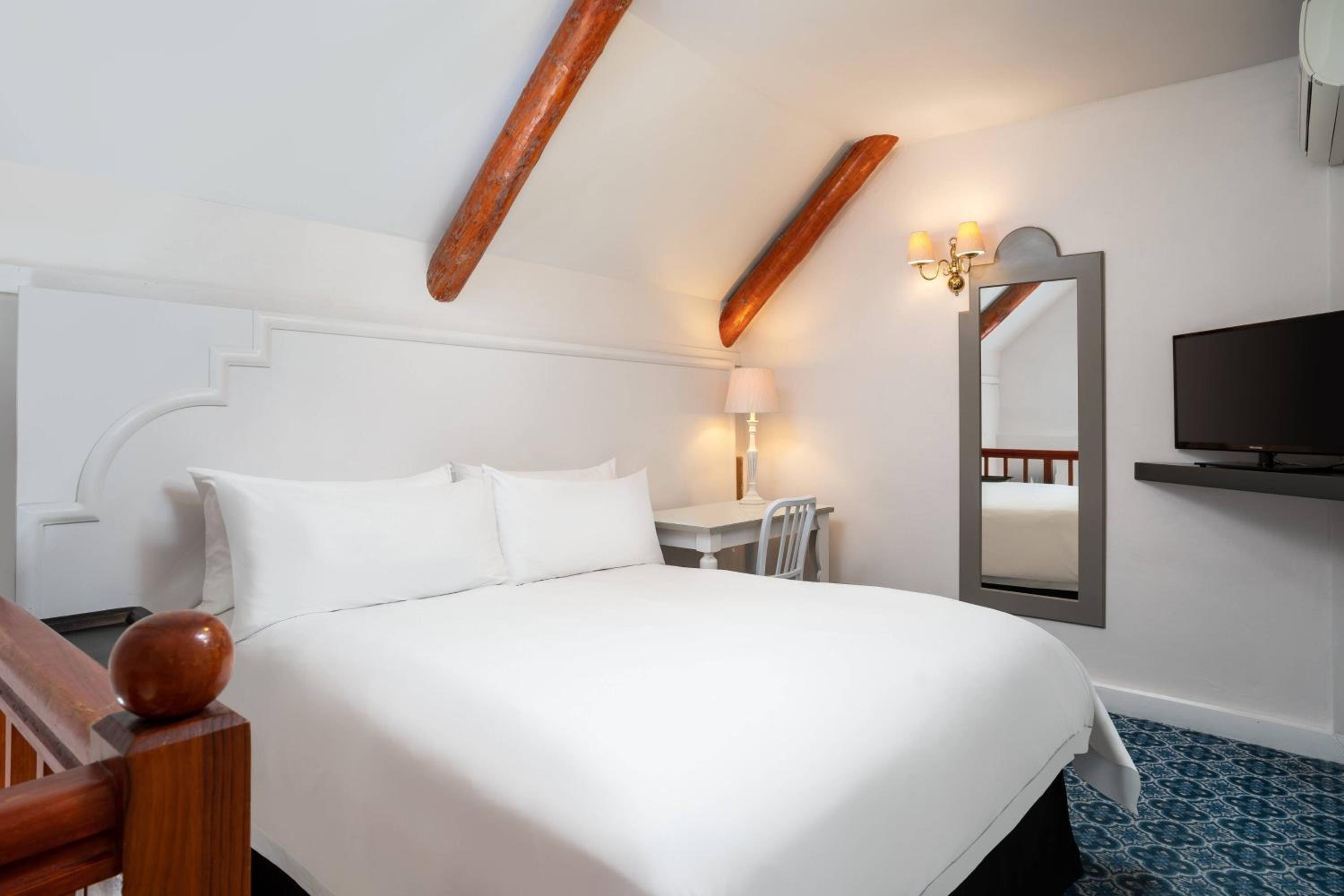 1 Bedroom Bi-level Loft, 1 Queen