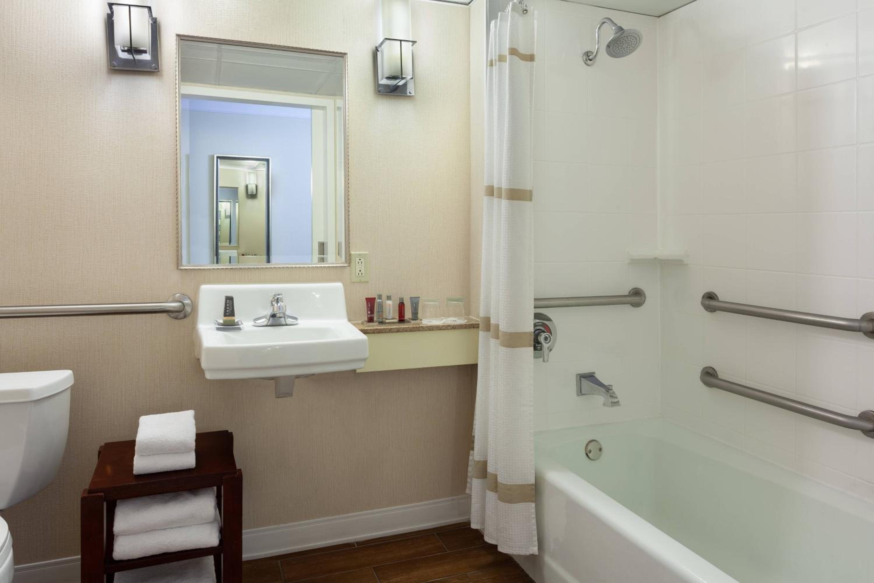 King Room with Roll-in Shower - Mobility and Hearing Accessible - Photo 9