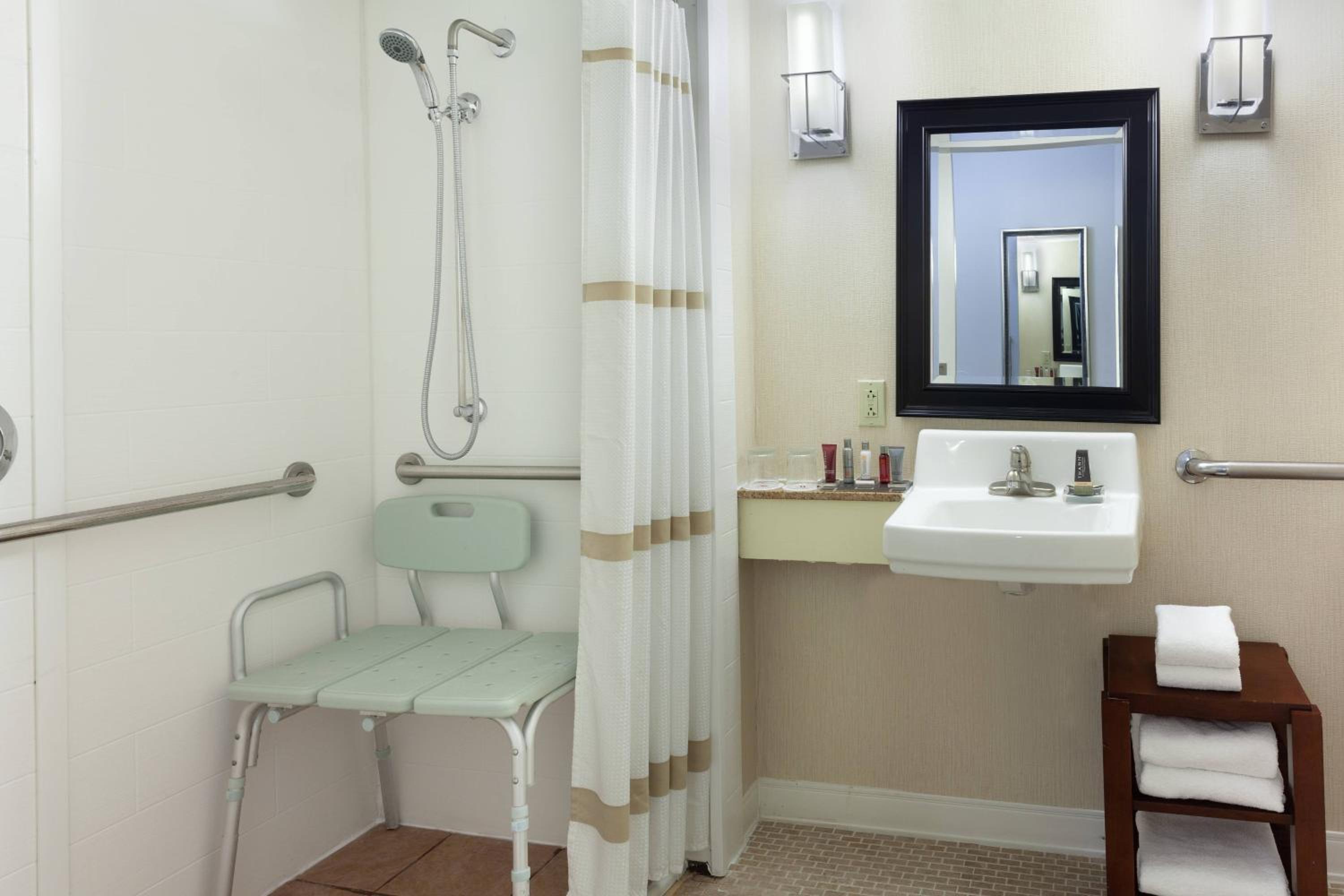 Guest Room with Two Double Beds - Photo 5