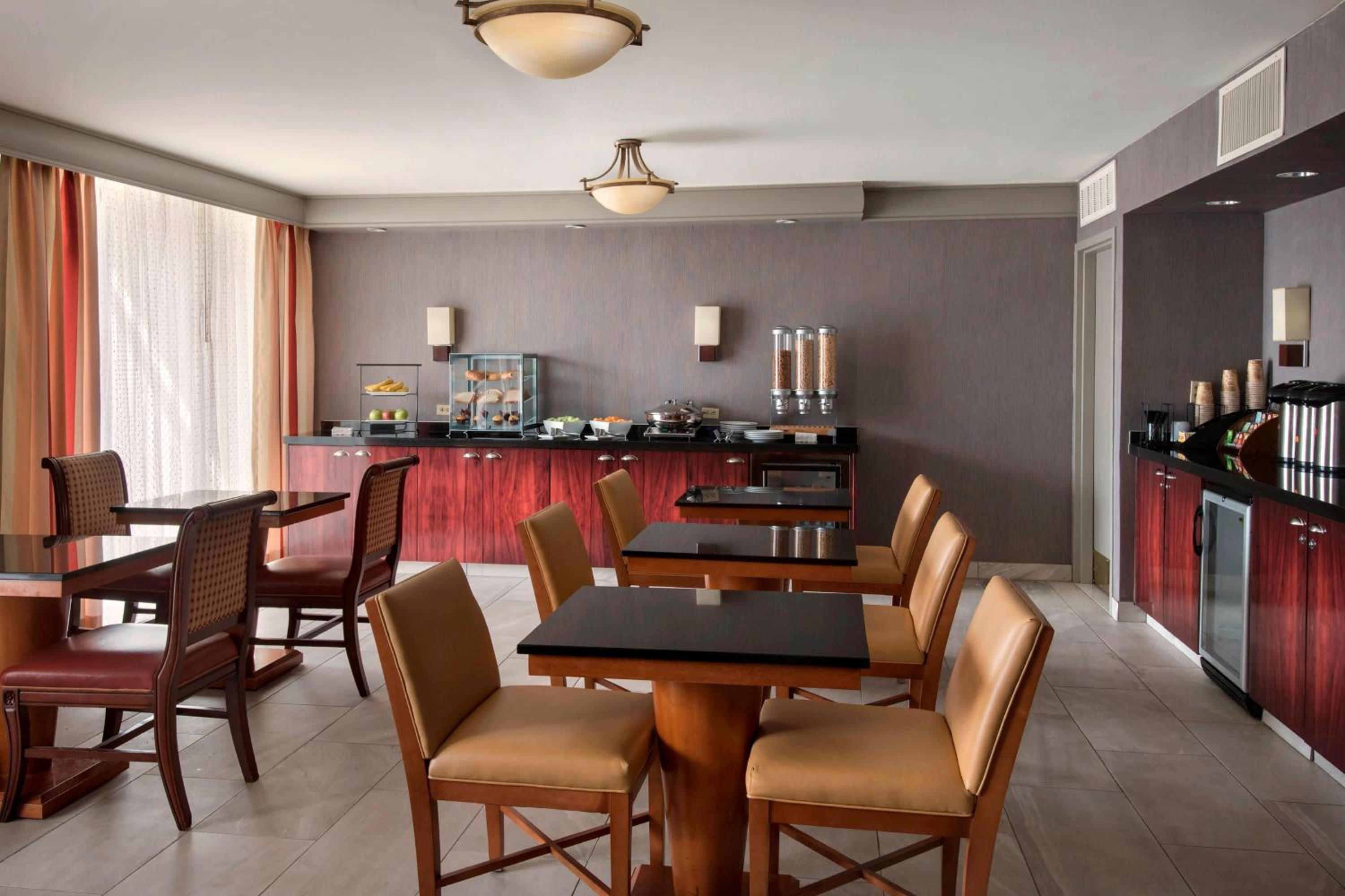 Traditional 2 Queen Room with balcony - Concierge Lounge Access  - Photo 2