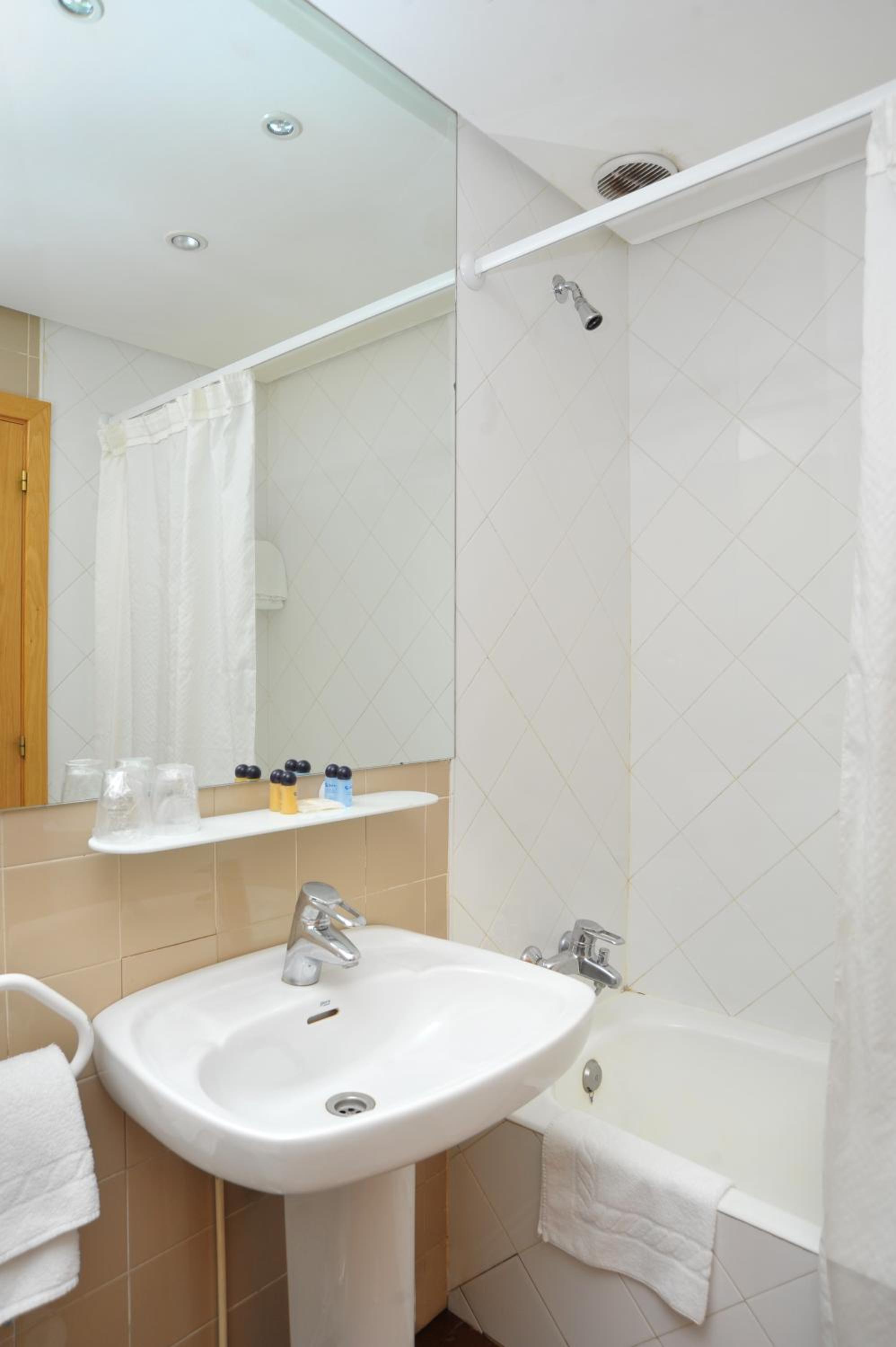 Double Room with Extra Bed (2 Adults + 1 Child) photo 2