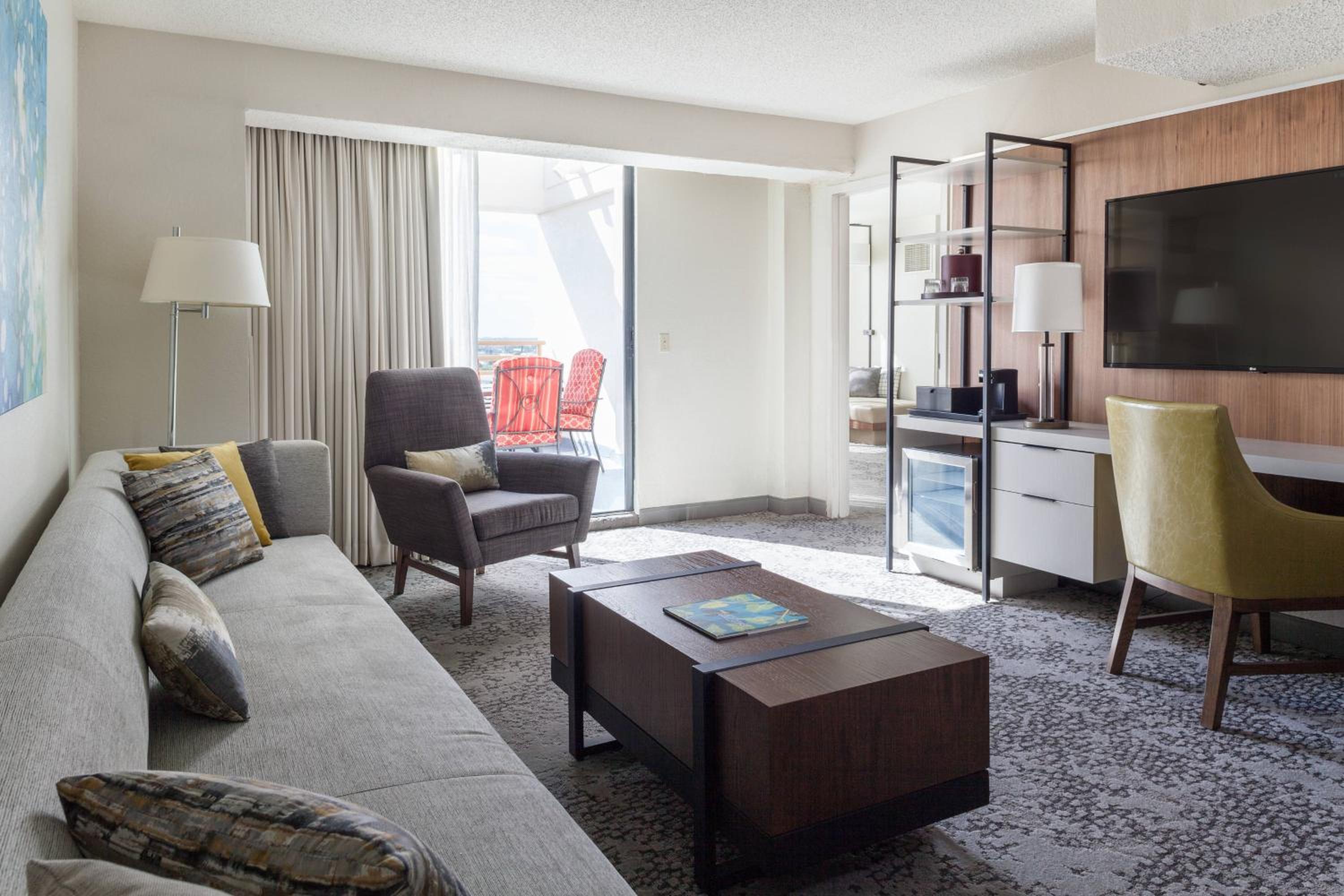 Concierge level, 1 Bedroom Suite, 1 King, High floor photo 3