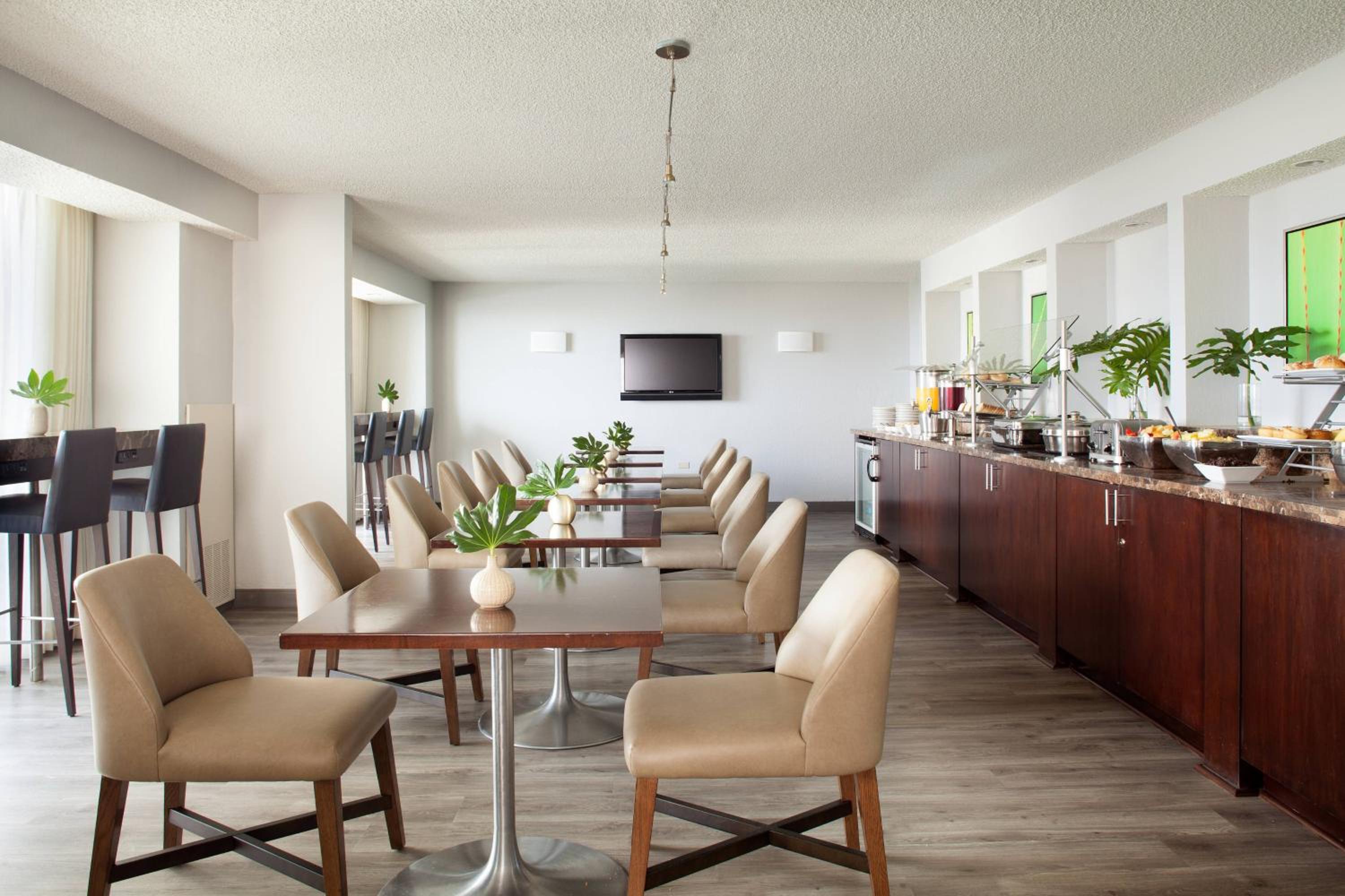 Concierge level, 1 Bedroom Suite, 1 King, High floor