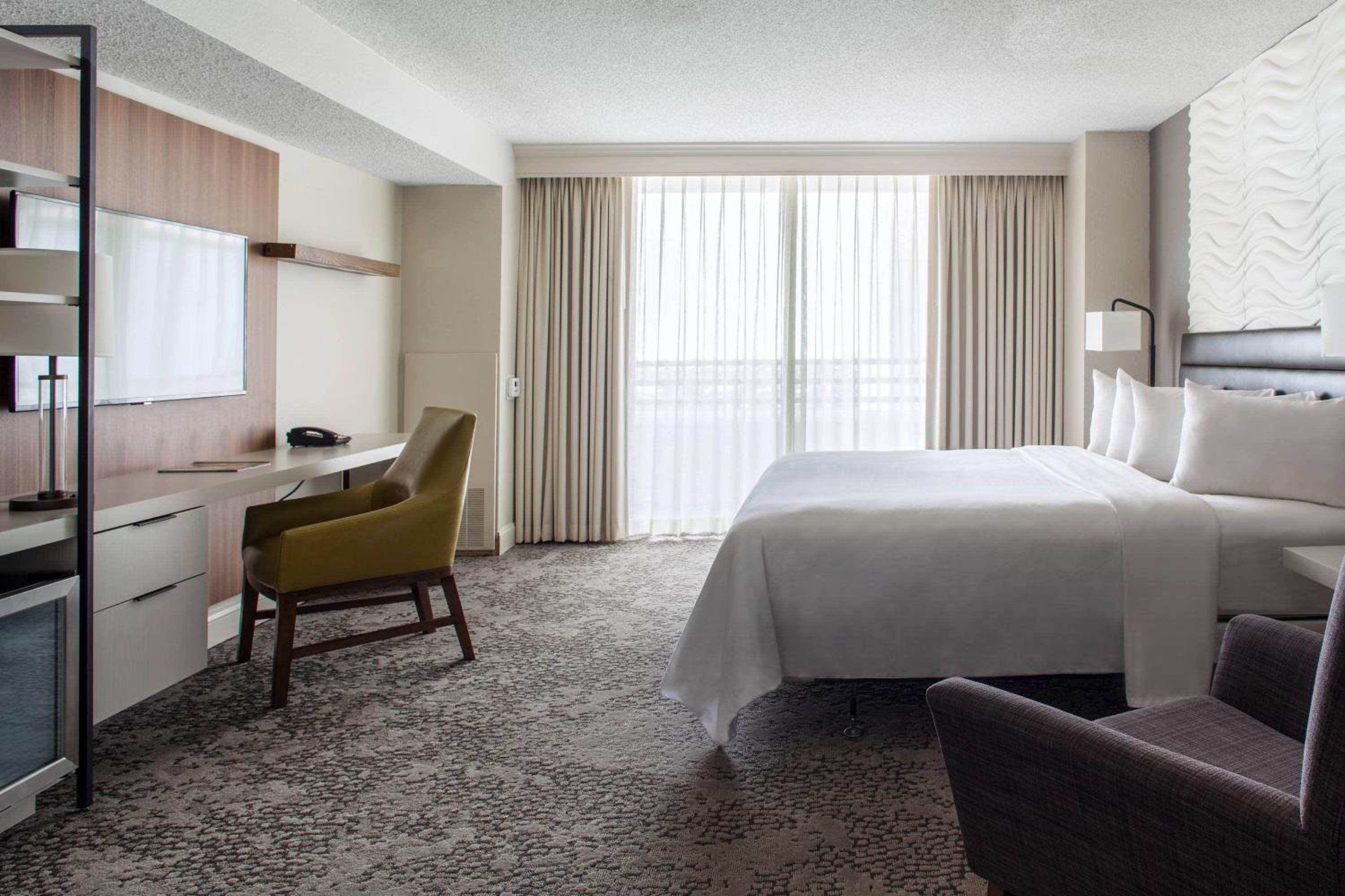 Concierge level, 1 Bedroom Suite, 1 King, High floor photo 2