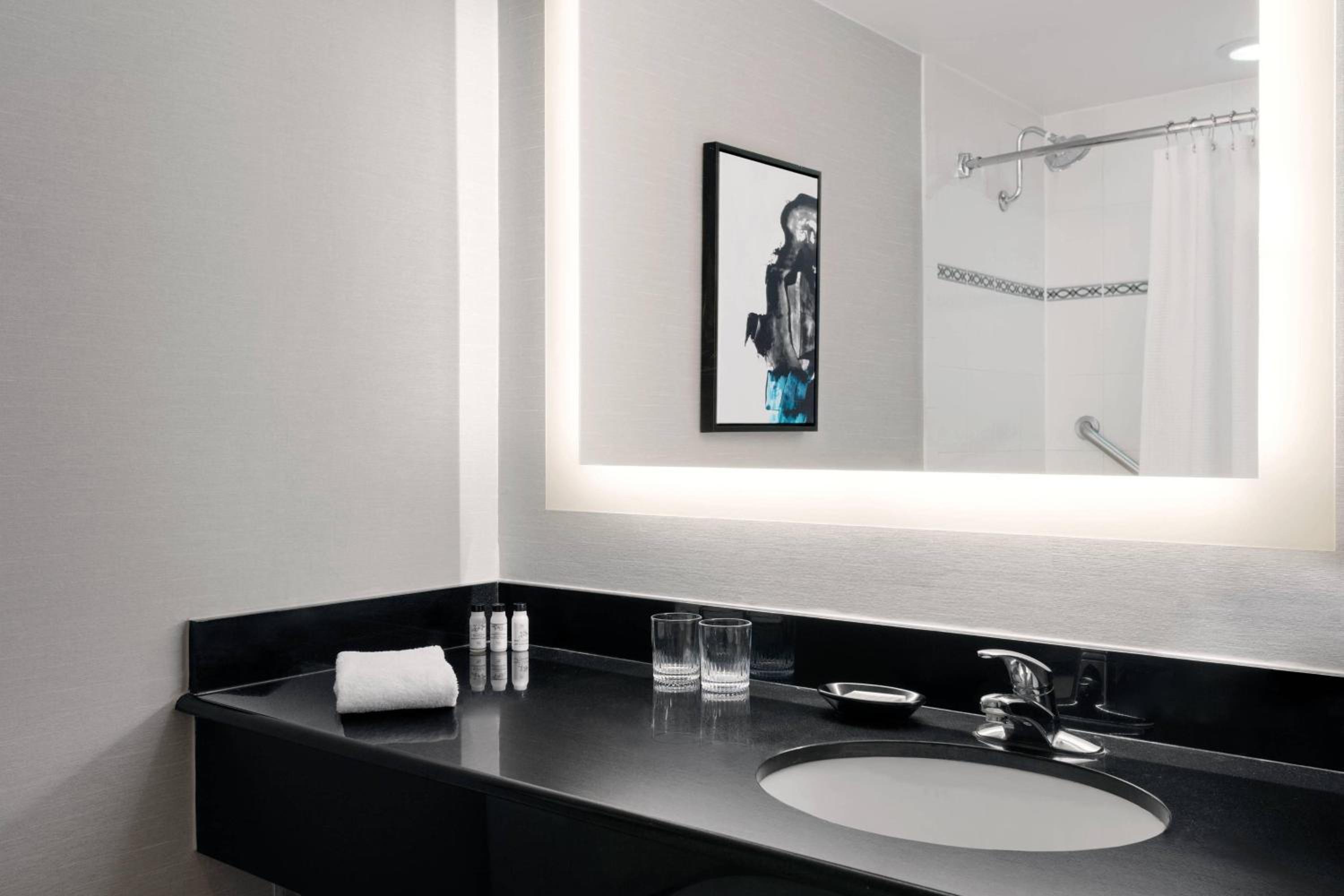 Guest Room, 1 King - Photo 2