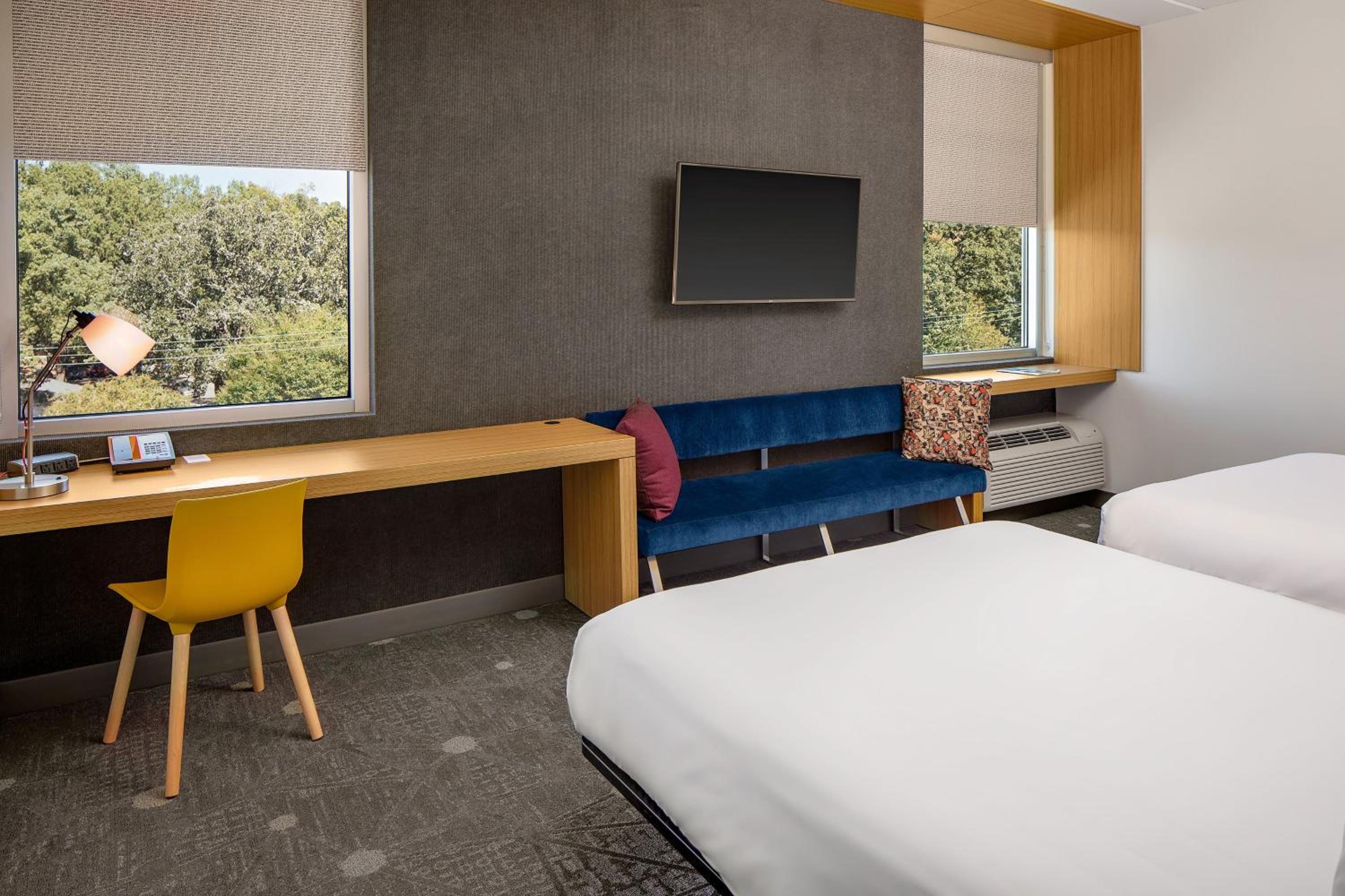 Queen Room with Two Queen Beds - Non-Smoking - Photo 2