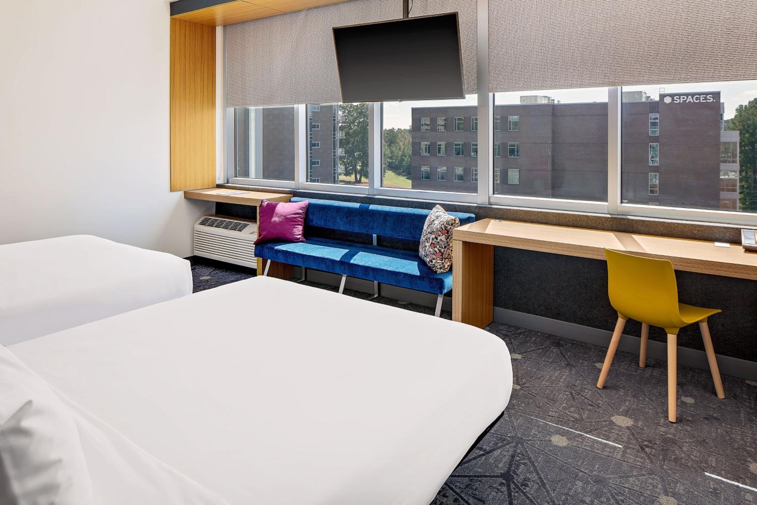 Queen Room with Two Queen Beds - Non-Smoking - Photo 4