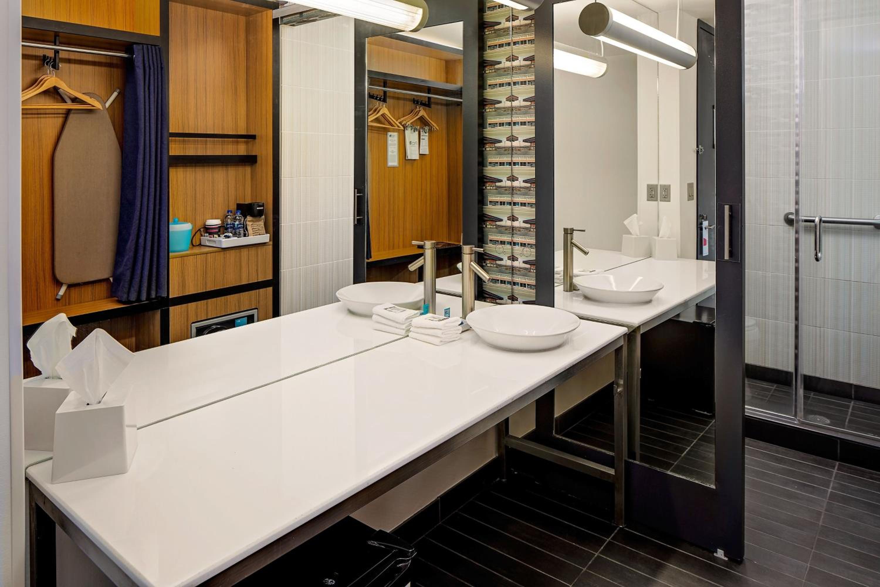 King Room - Non-Smoking - Photo 3