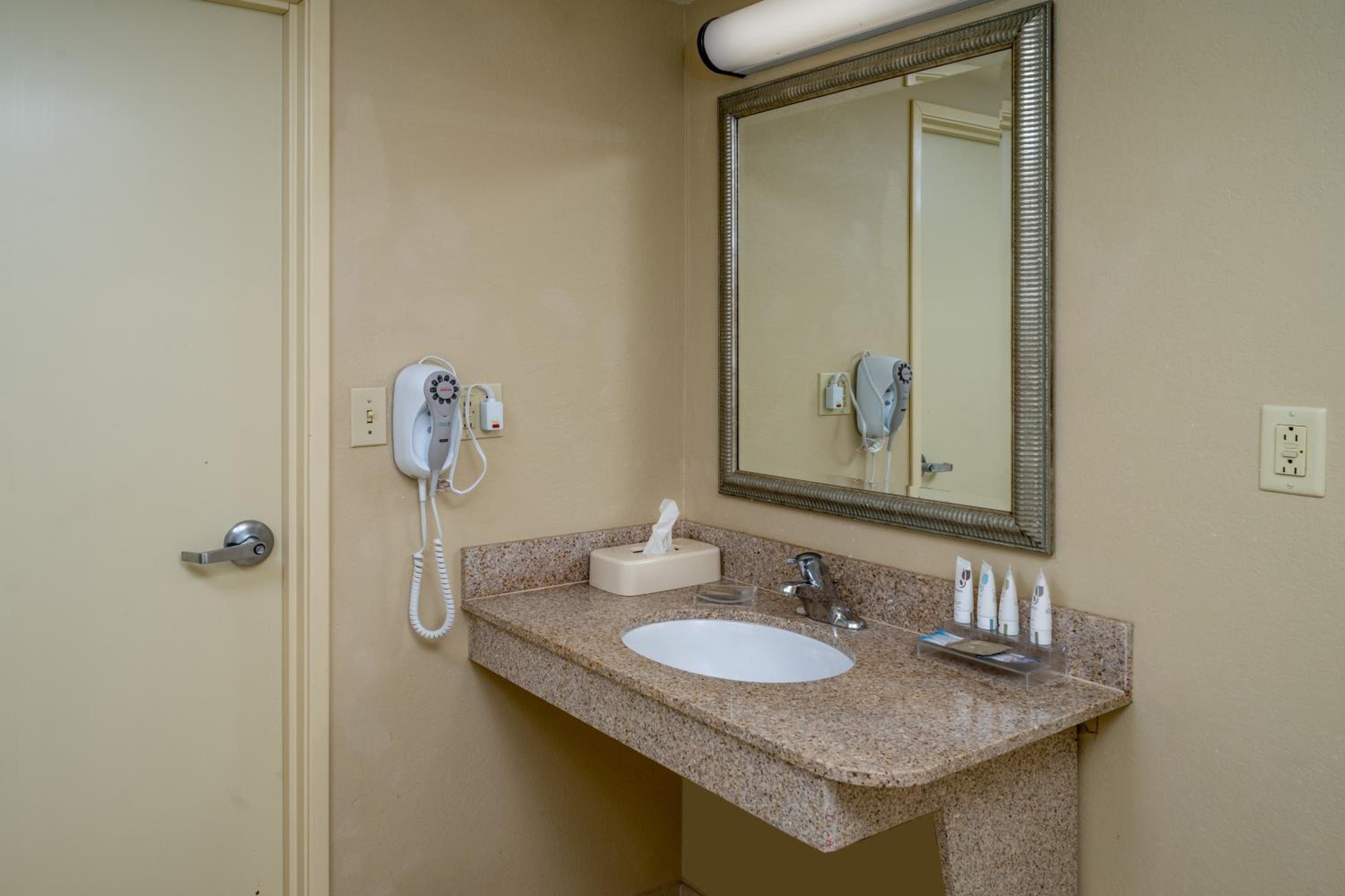 King Room with Roll-In Shower - Disability Access - Photo 4