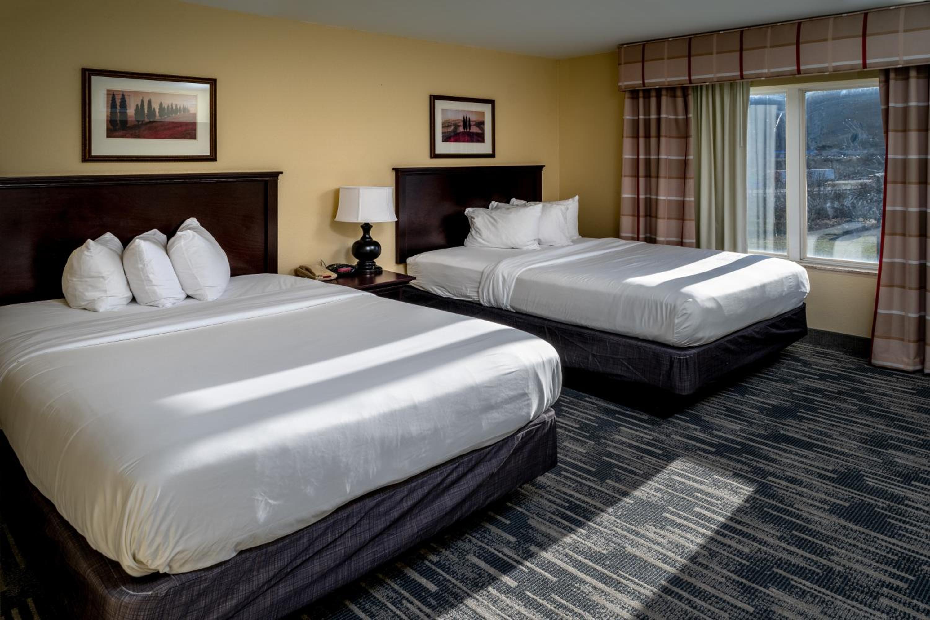 Queen Room with Two Queen Beds - Photo 2